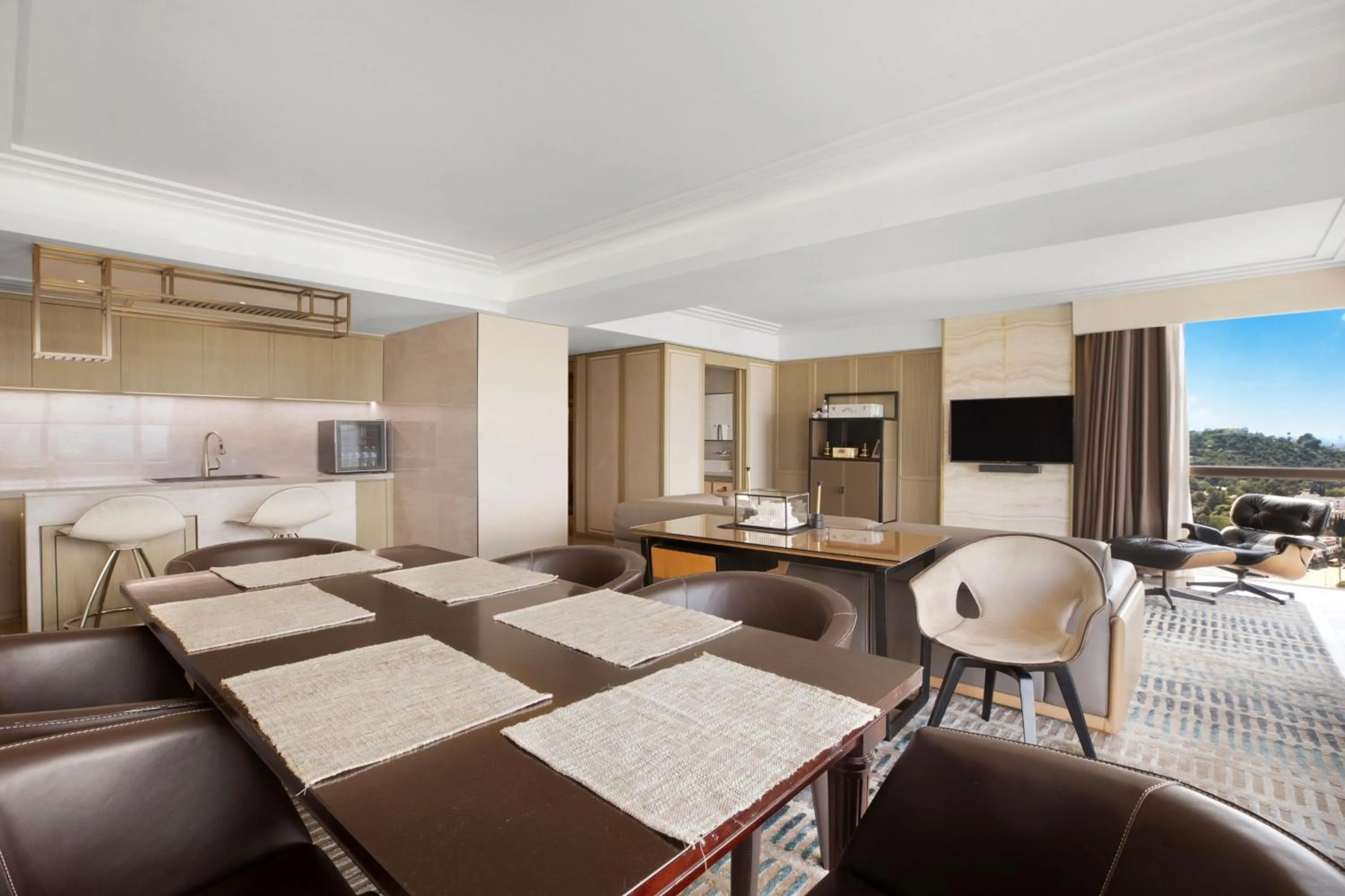 Photo of the whole room, Bed in Sheraton Universal