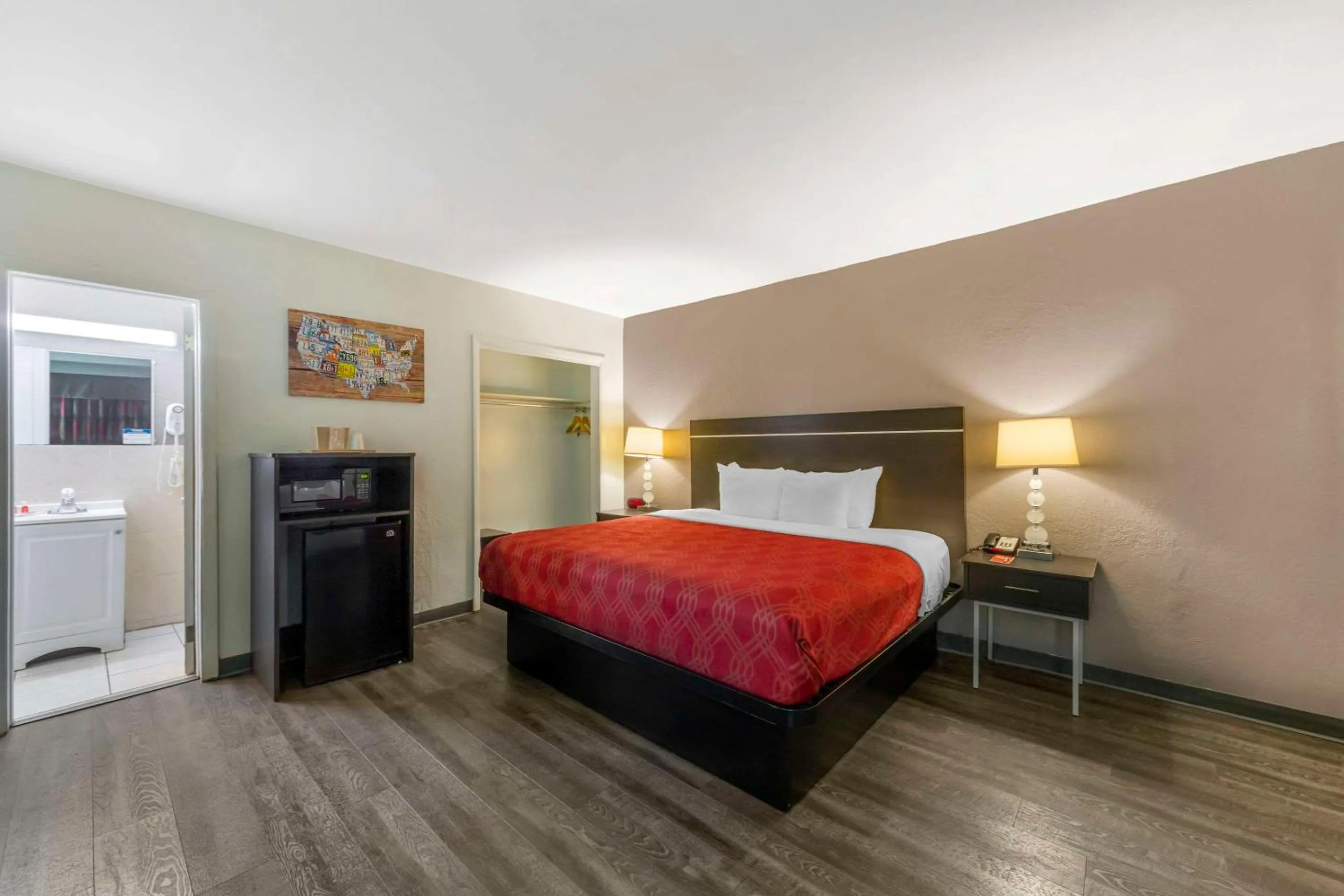 Bedroom, Bed in Fort Lauderdale Gardens Inn & Suites Ft Lauderdale International Airport