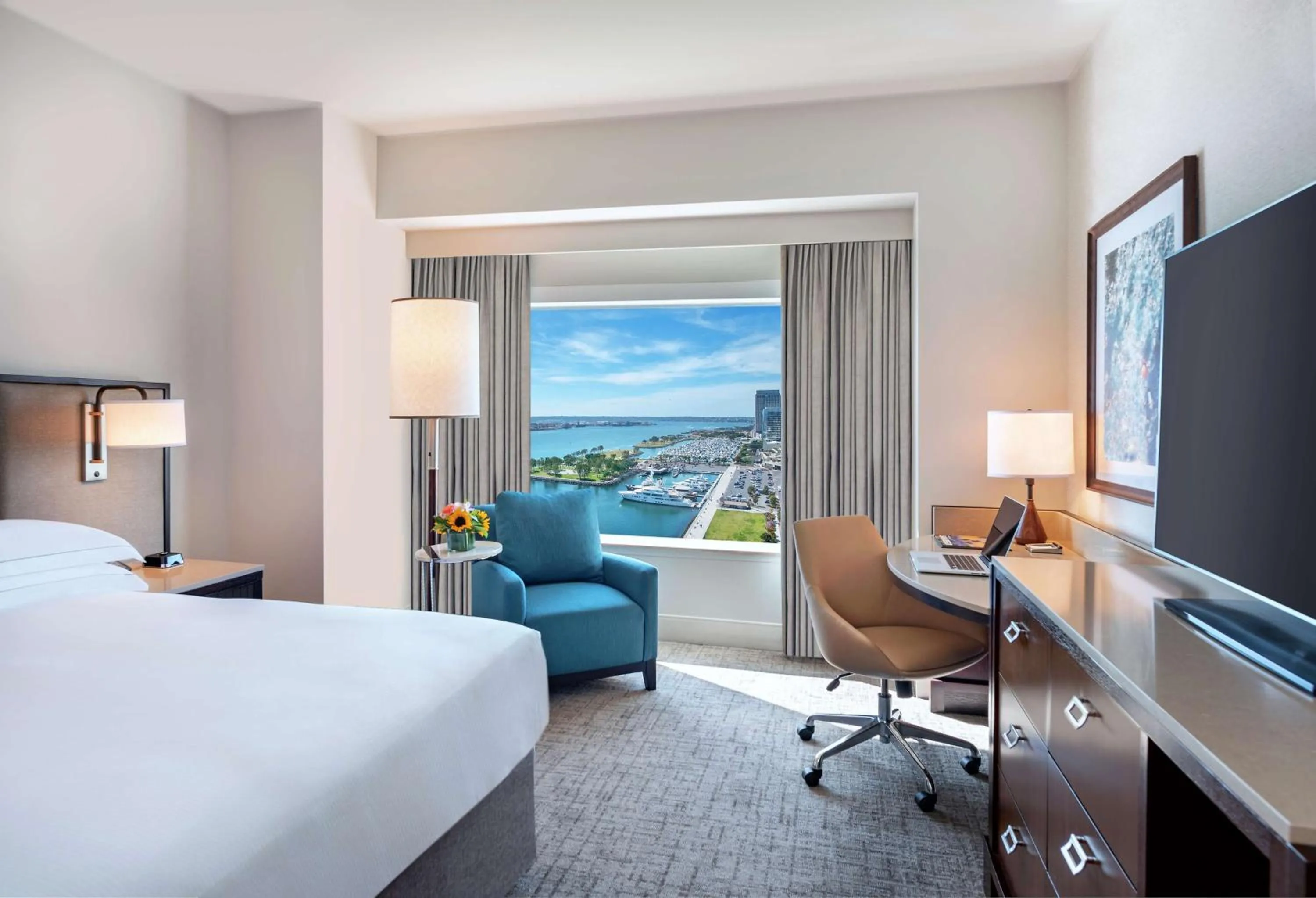 Bedroom, Bed in Hilton San Diego Bayfront