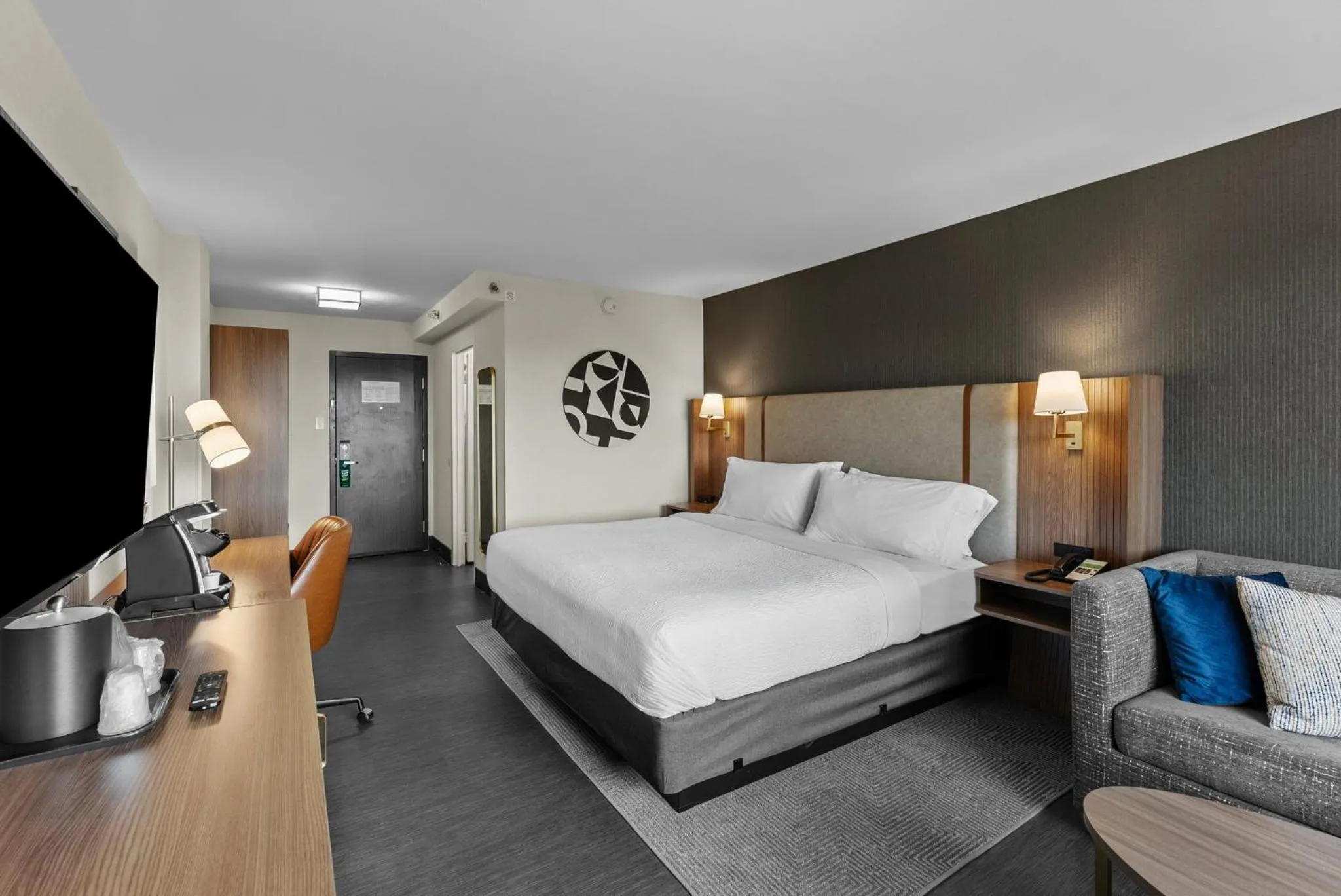 Photo of the whole room, Bed in Holiday Inn Niagara Falls State Park Entry by IHG