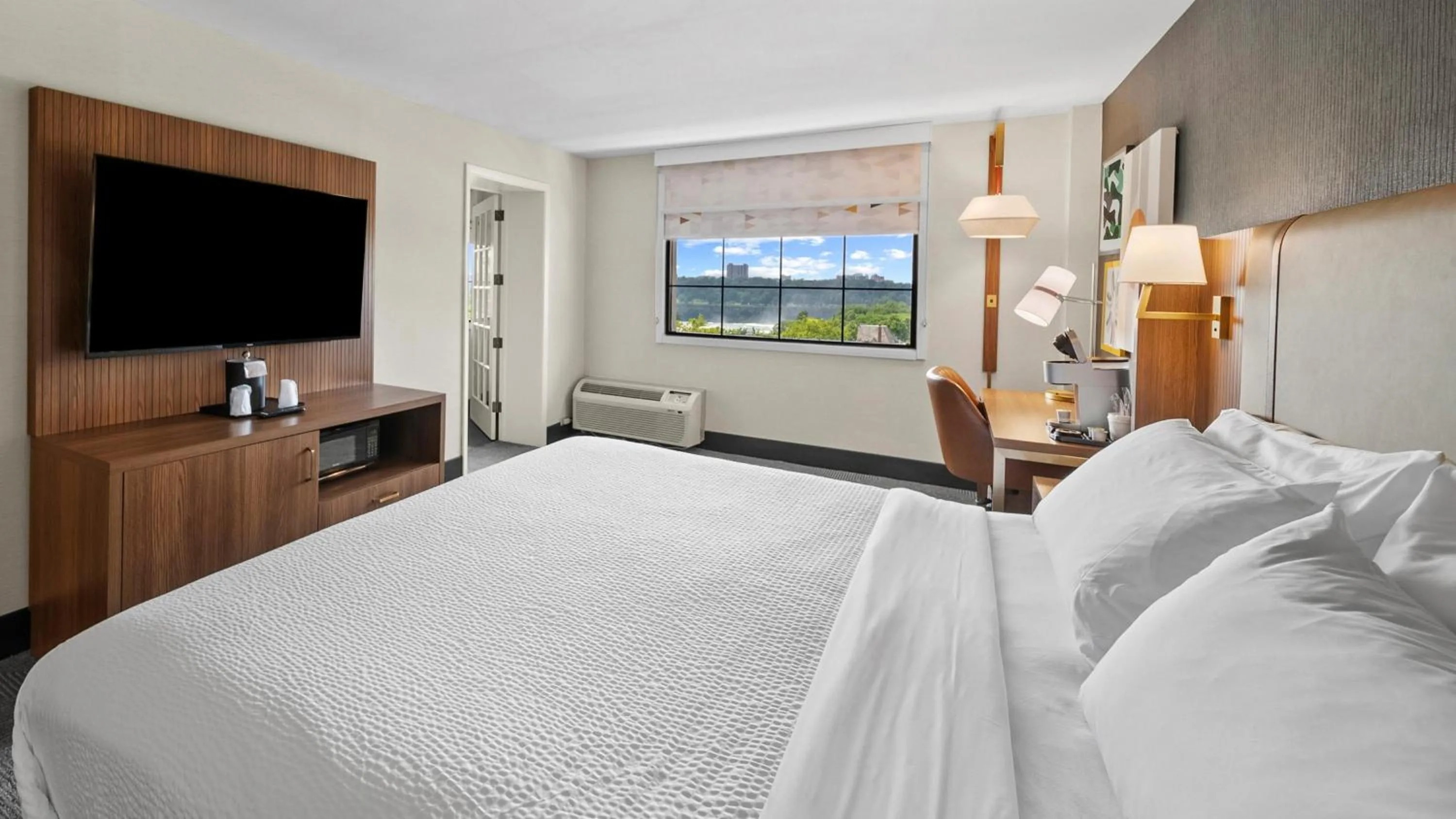 Photo of the whole room, Bed in Holiday Inn Niagara Falls State Park Entry by IHG