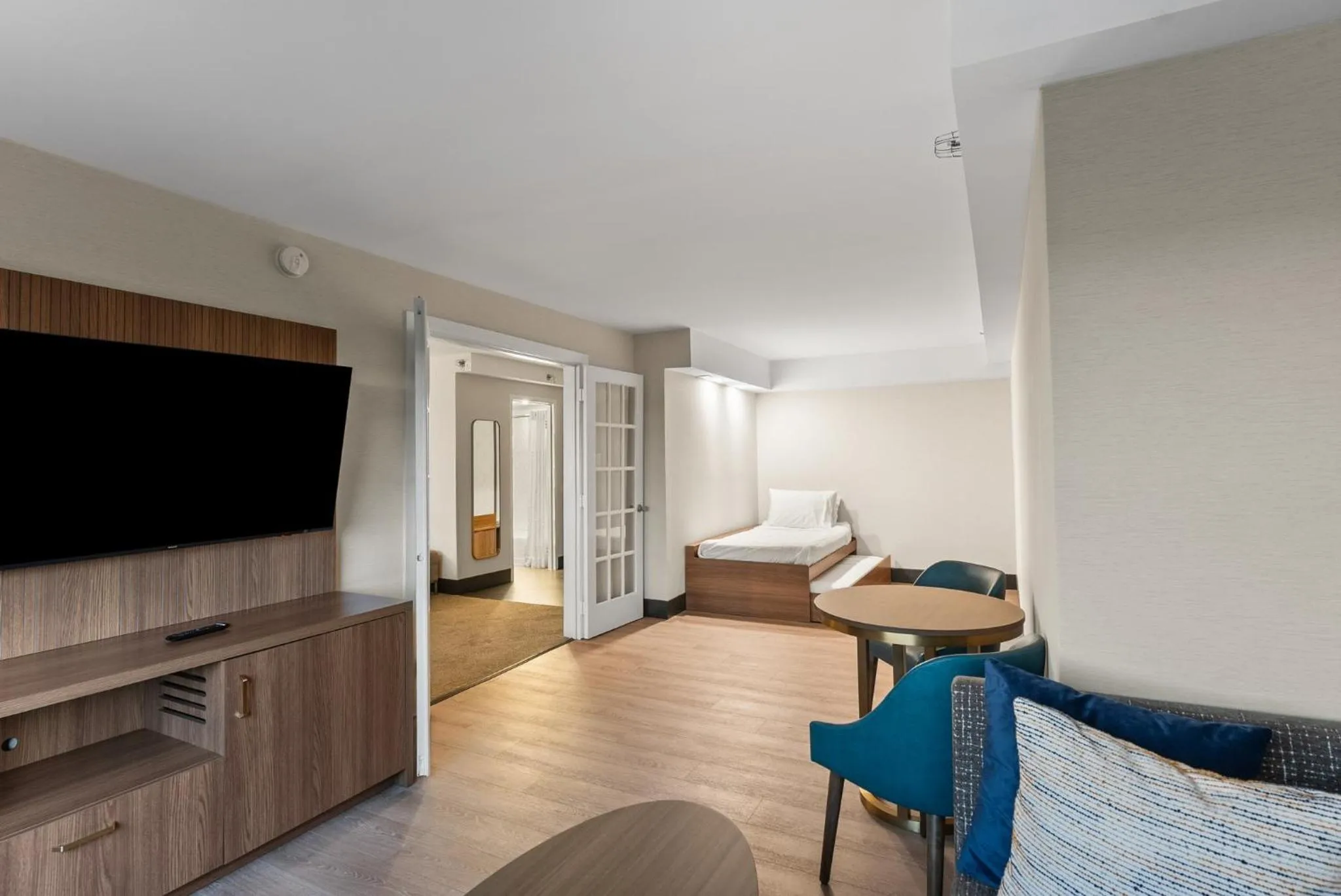 Photo of the whole room, Bed in Holiday Inn Niagara Falls State Park Entry by IHG