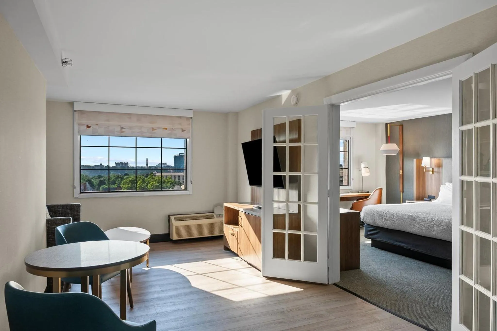 Photo of the whole room, Bed in Holiday Inn Niagara Falls State Park Entry by IHG