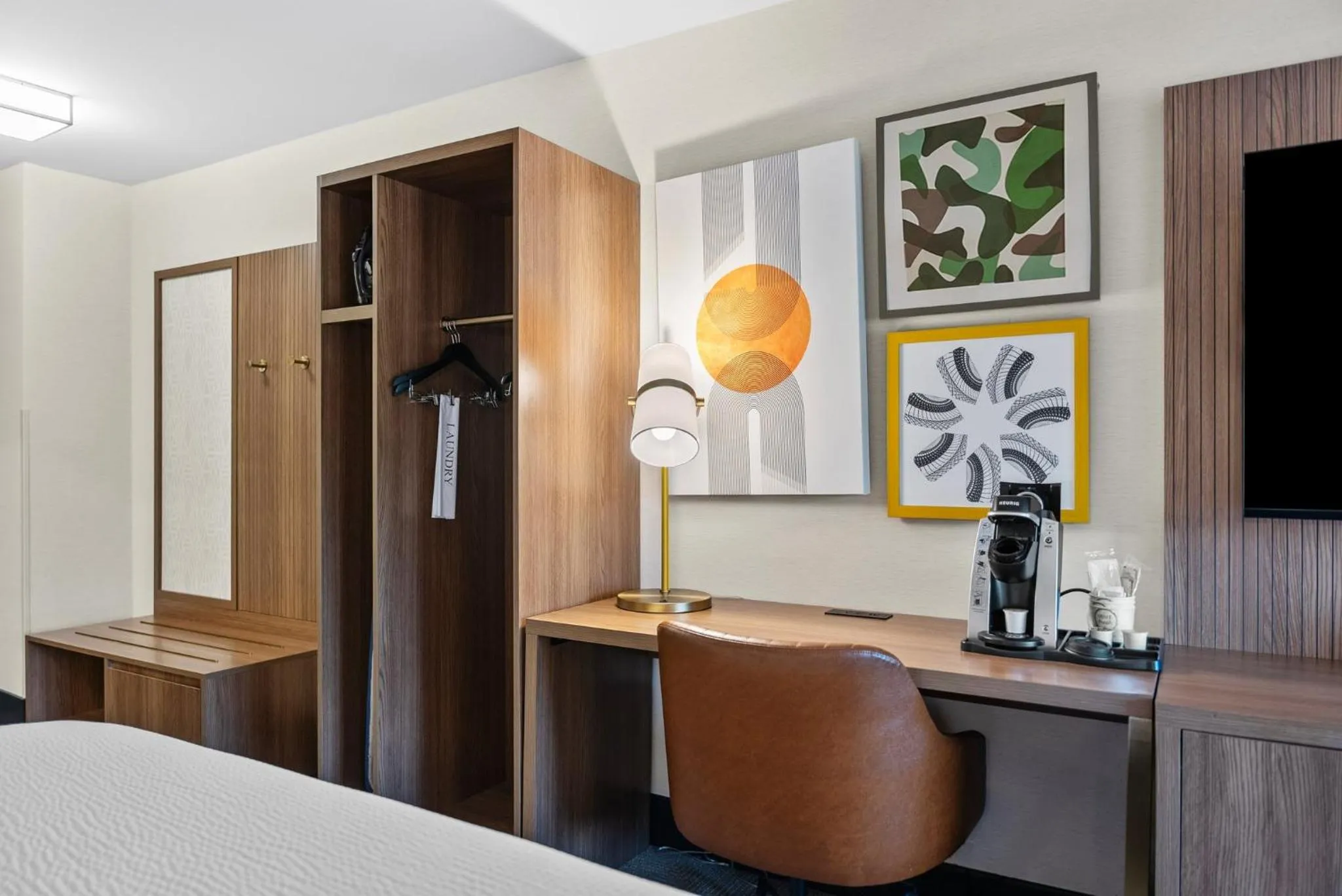 Photo of the whole room, Bed in Holiday Inn Niagara Falls State Park Entry by IHG