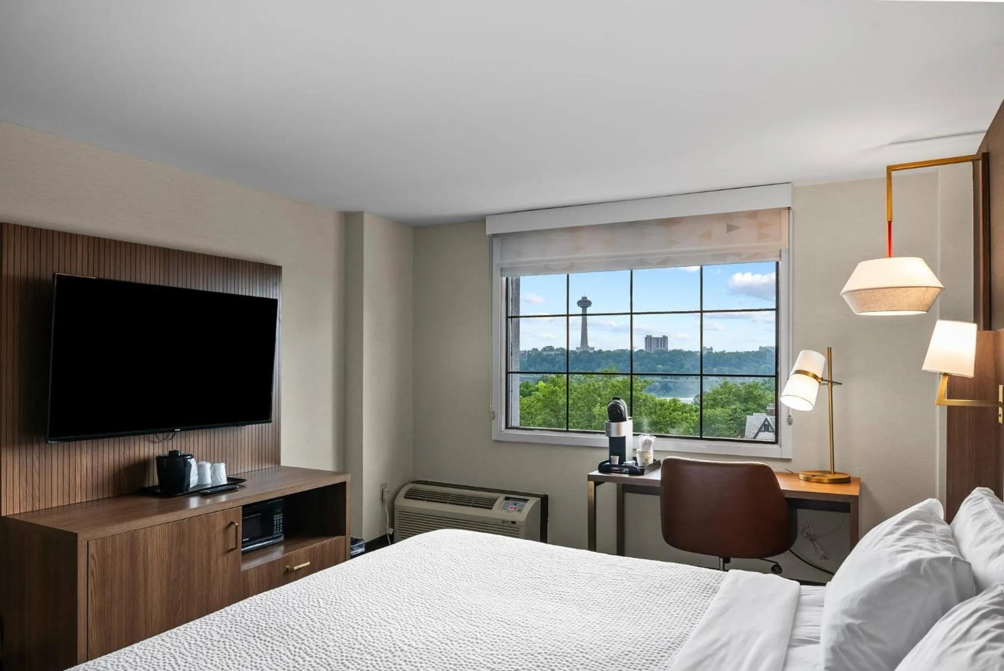 Photo of the whole room, Bed in Holiday Inn Niagara Falls State Park Entry by IHG