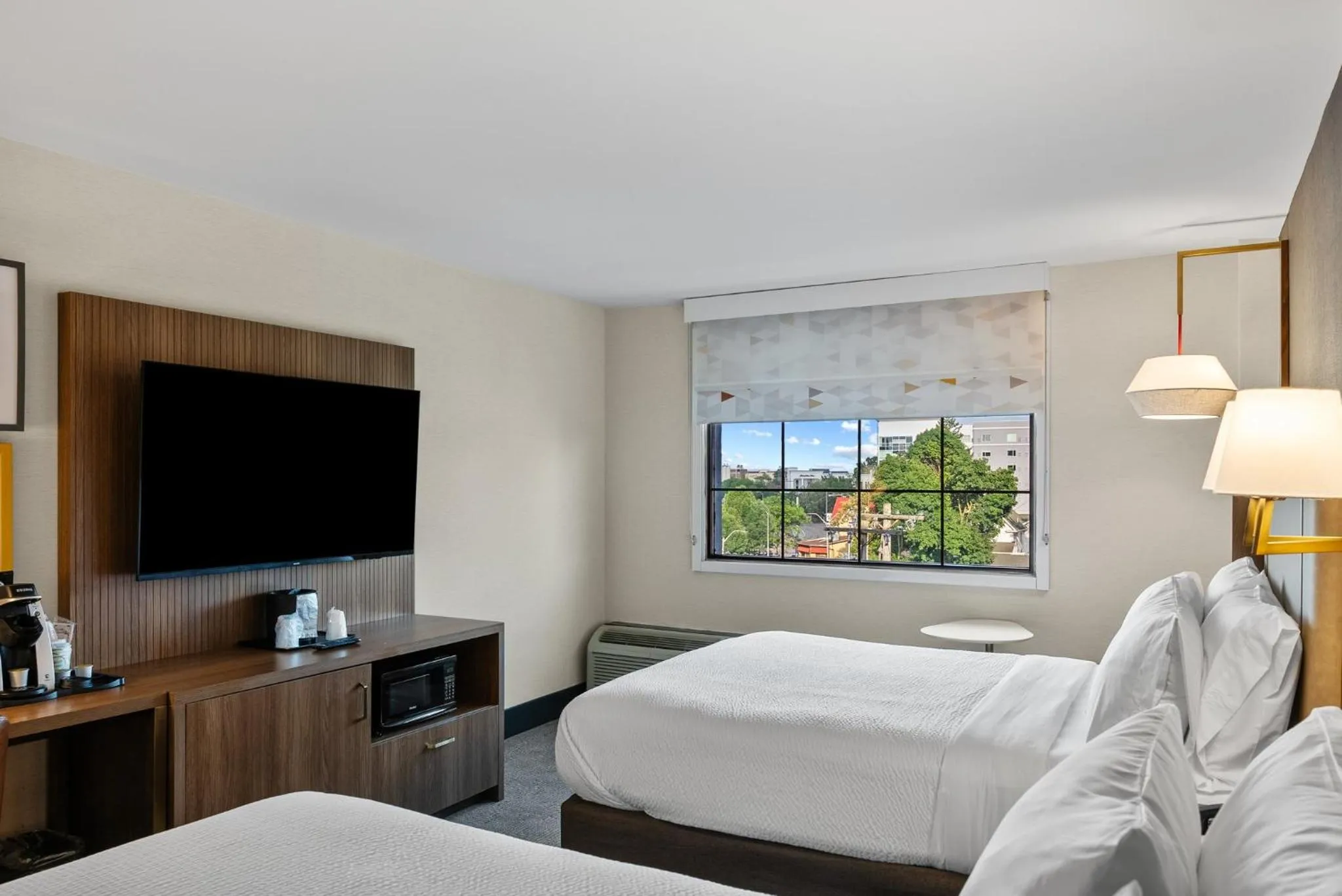 Photo of the whole room, Bed in Holiday Inn Niagara Falls State Park Entry by IHG