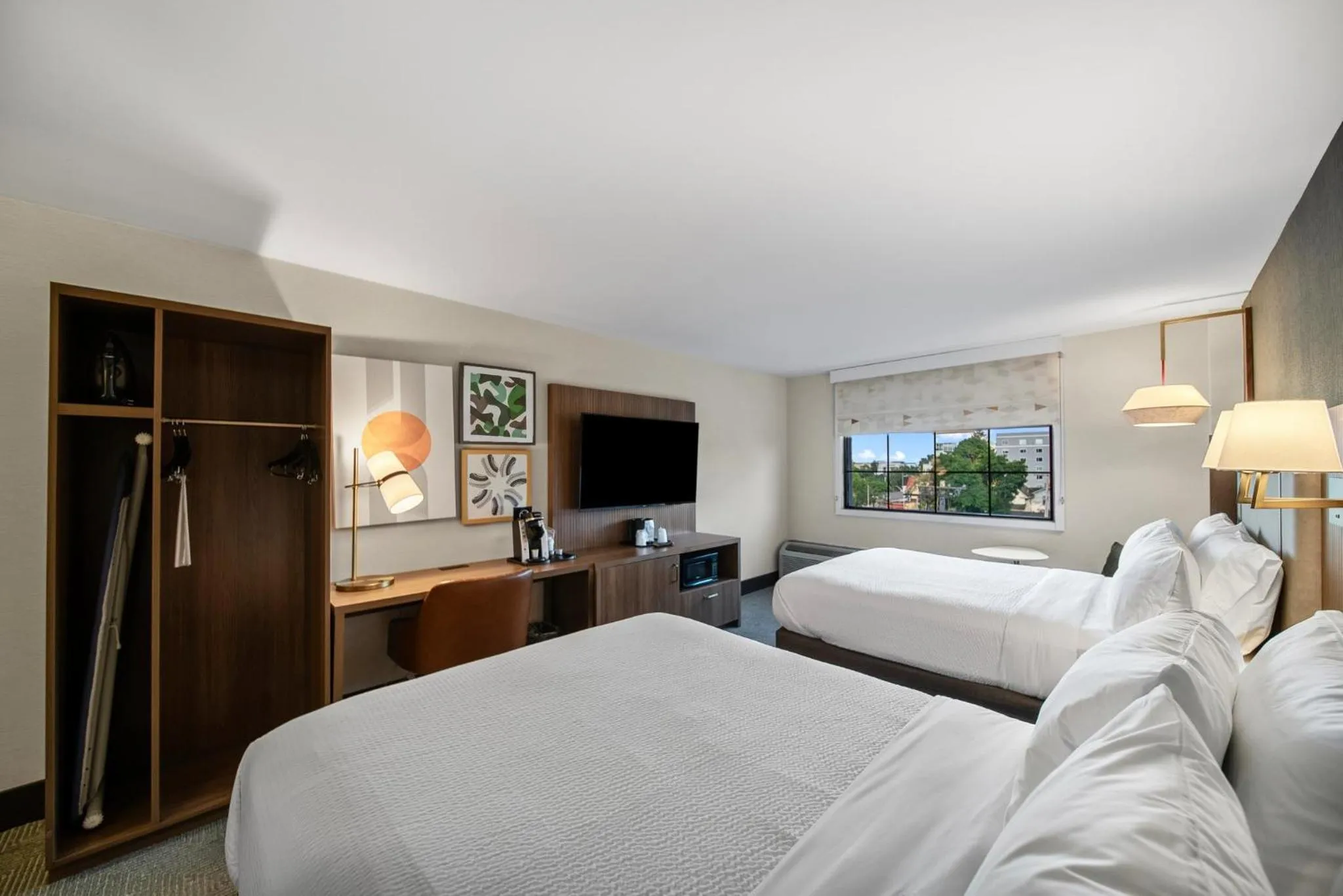 Photo of the whole room, Bed in Holiday Inn Niagara Falls State Park Entry by IHG