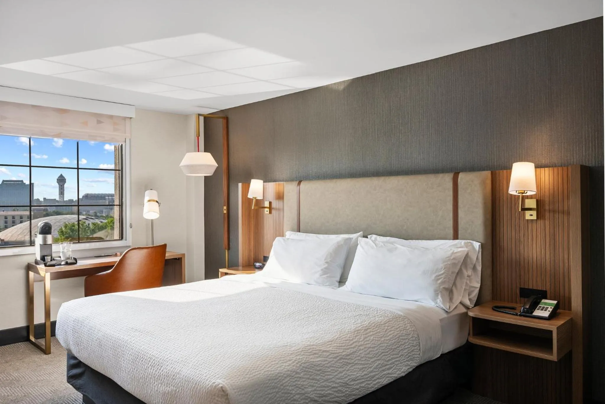 Photo of the whole room, Bed in Holiday Inn Niagara Falls State Park Entry by IHG