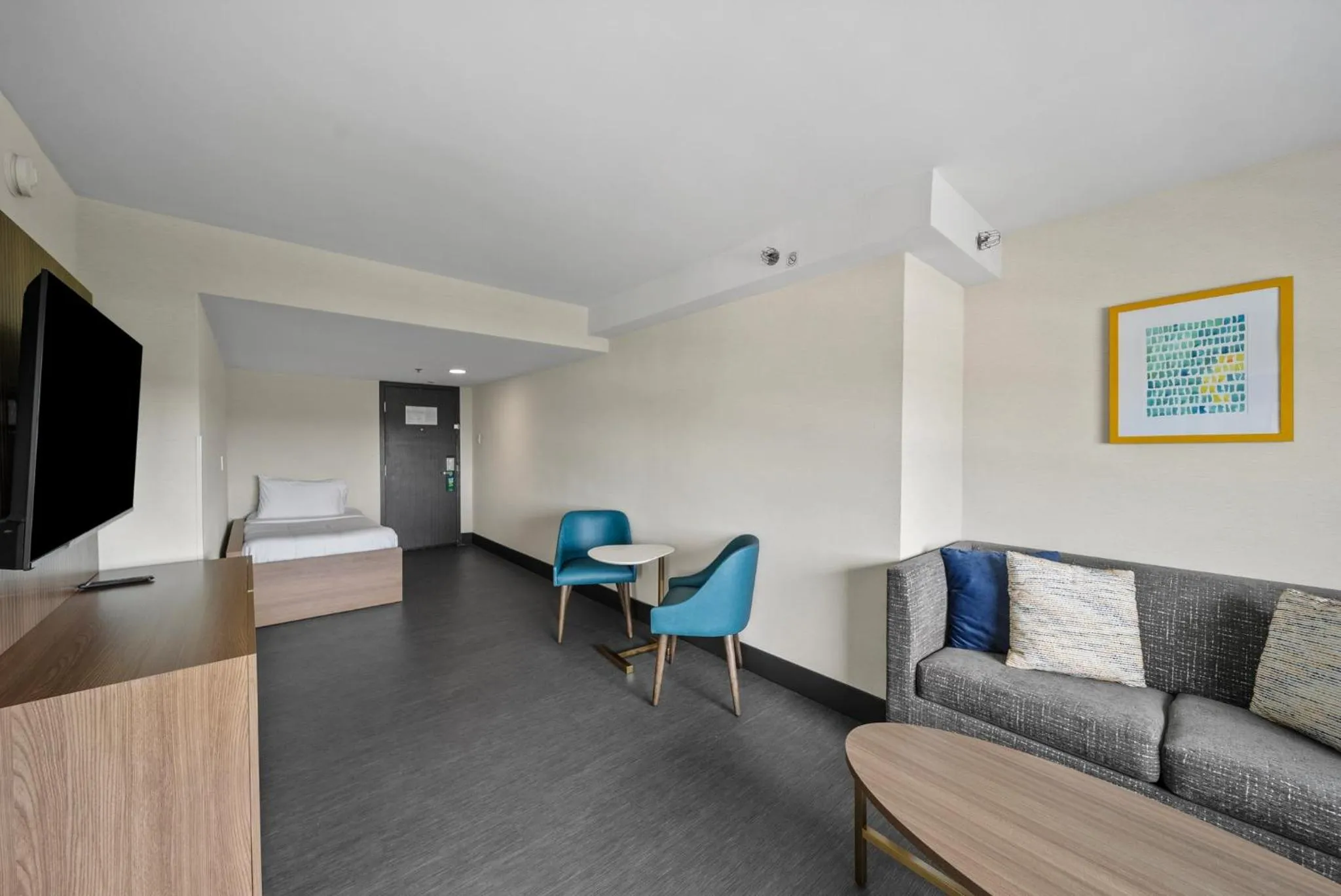 Photo of the whole room, Bed in Holiday Inn Niagara Falls State Park Entry by IHG