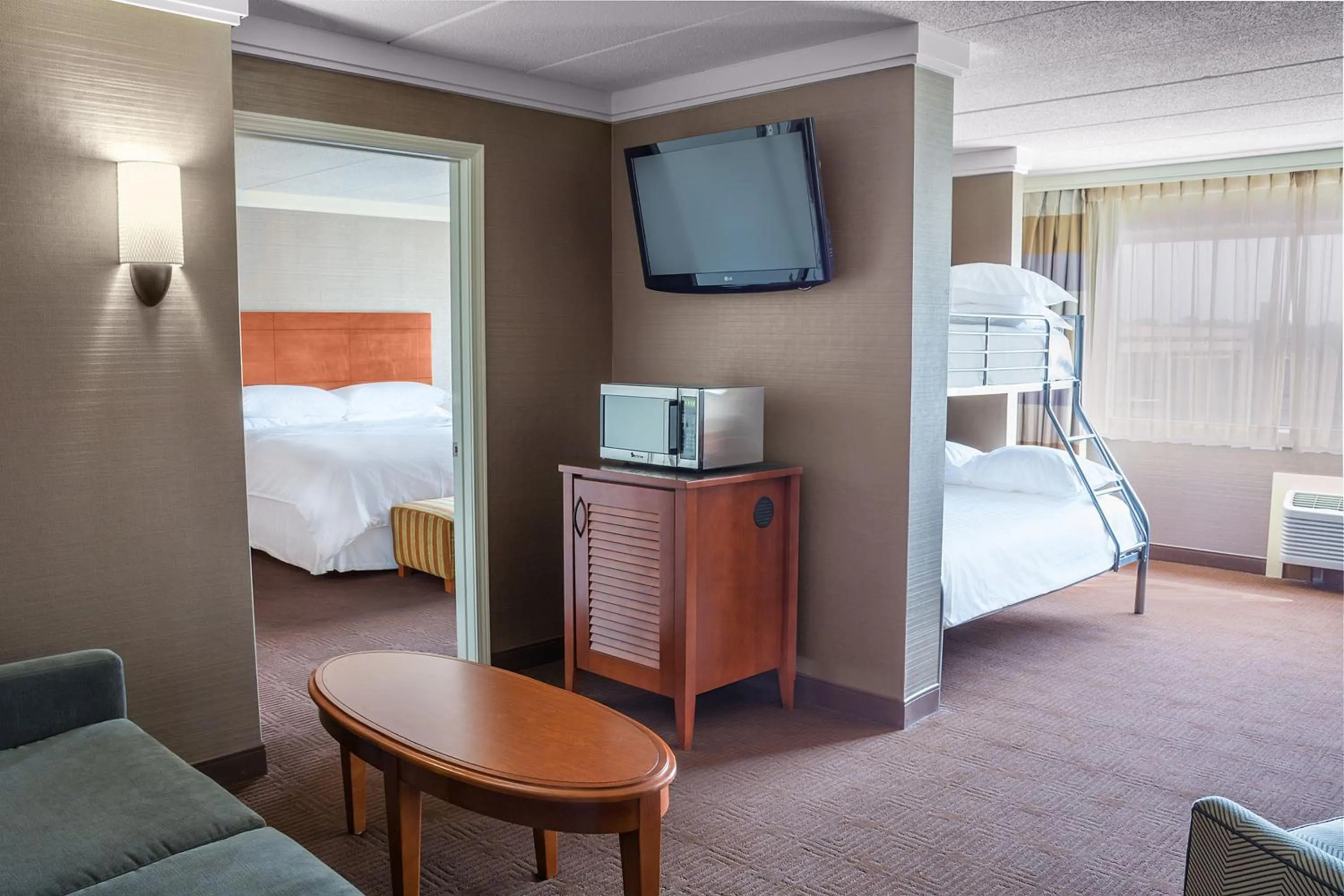 Living room, Bed in Sheraton Niagara Falls
