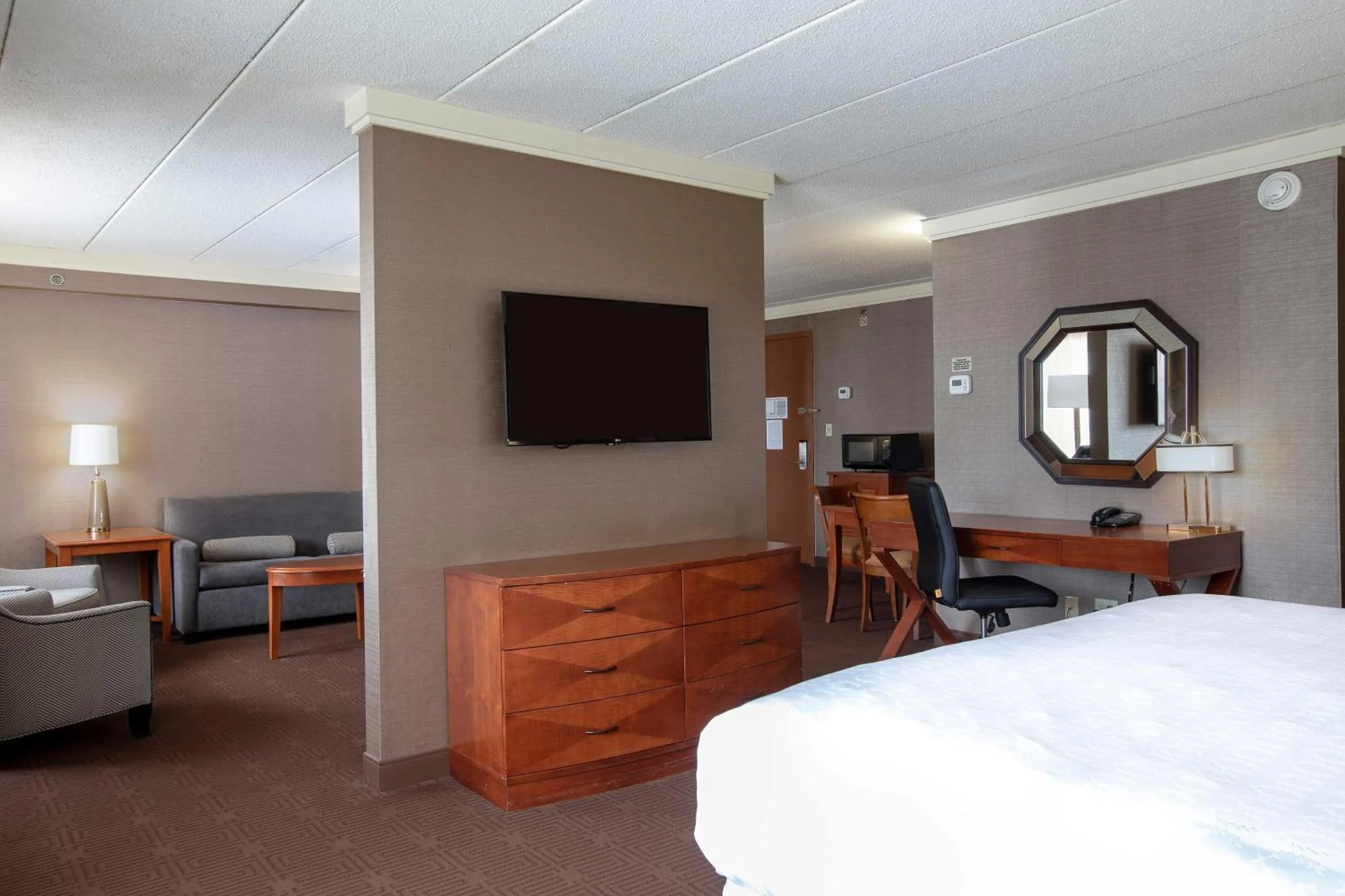 Photo of the whole room, Bed in Sheraton Niagara Falls