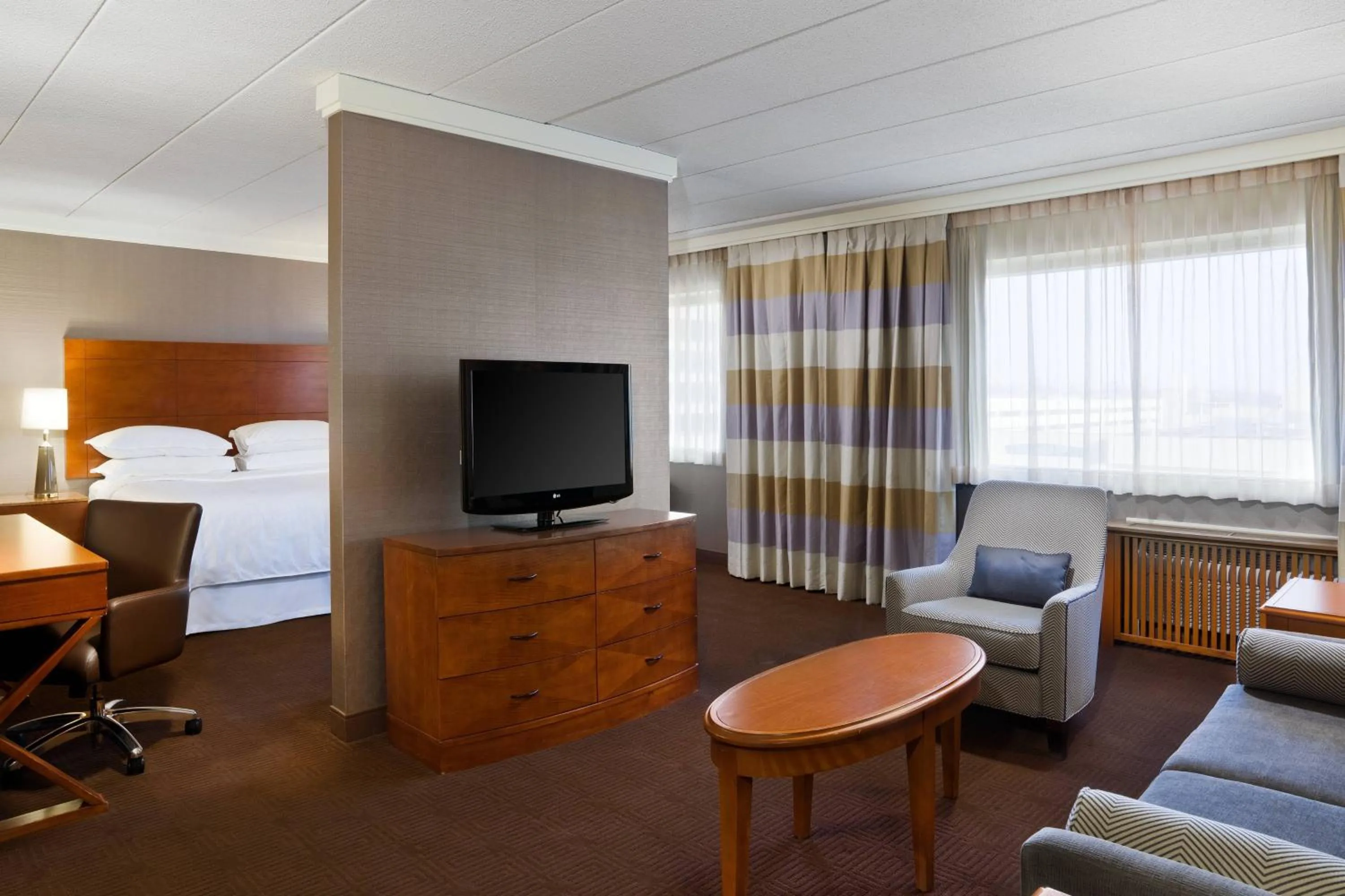 Living room, Bed in Sheraton Niagara Falls