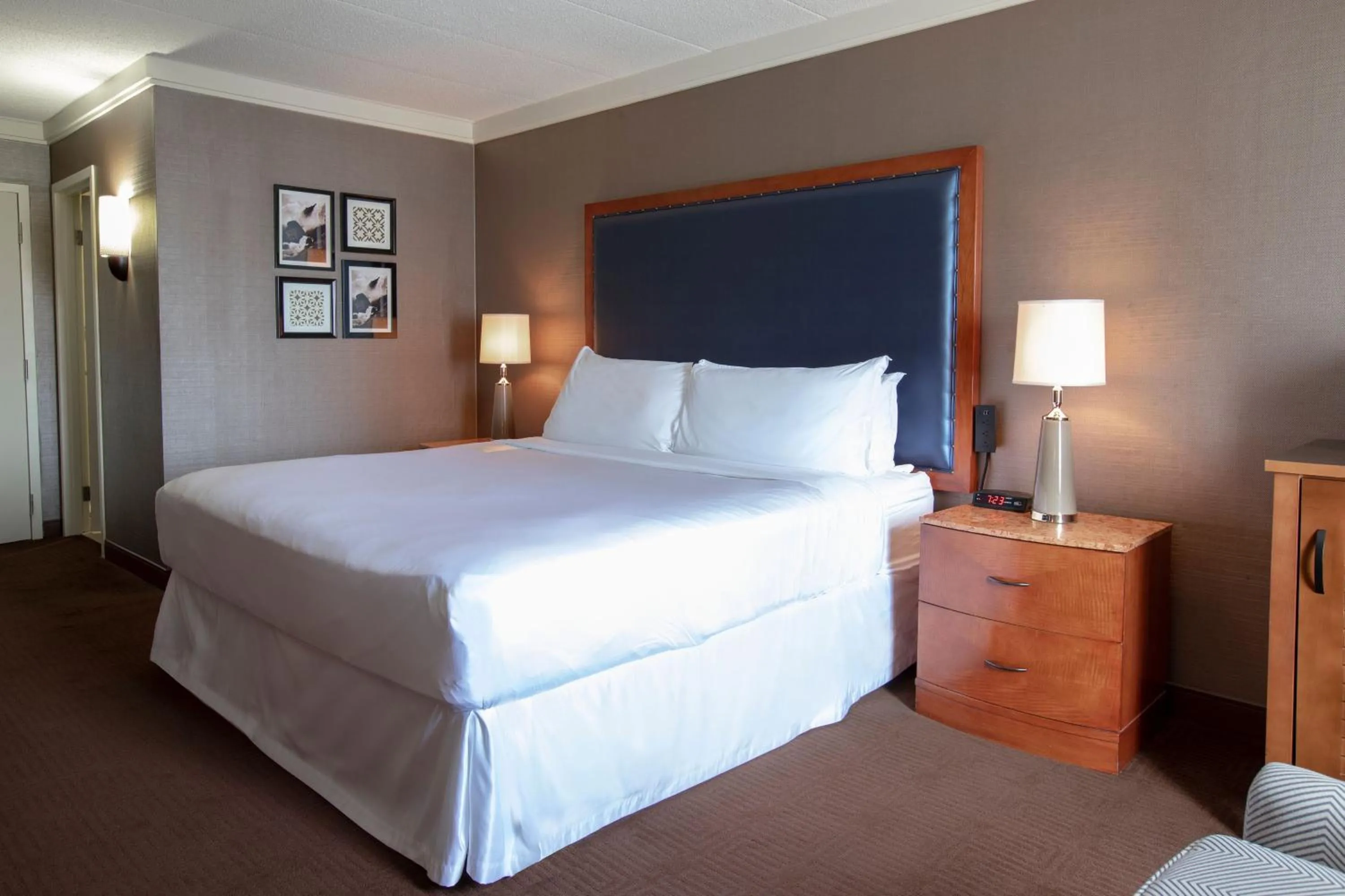 Bedroom, Bed in Sheraton Niagara Falls