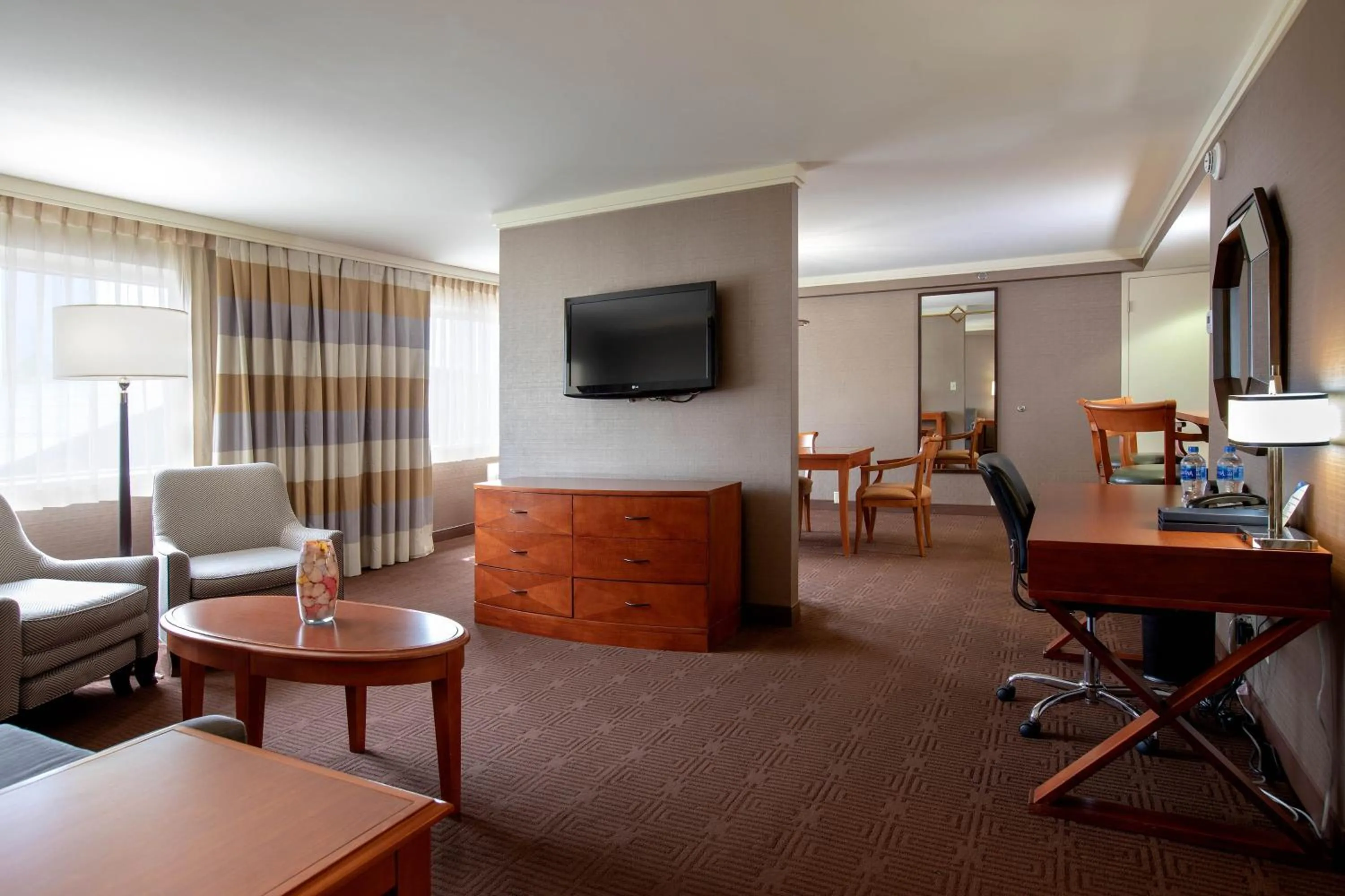 Living room in Sheraton Niagara Falls