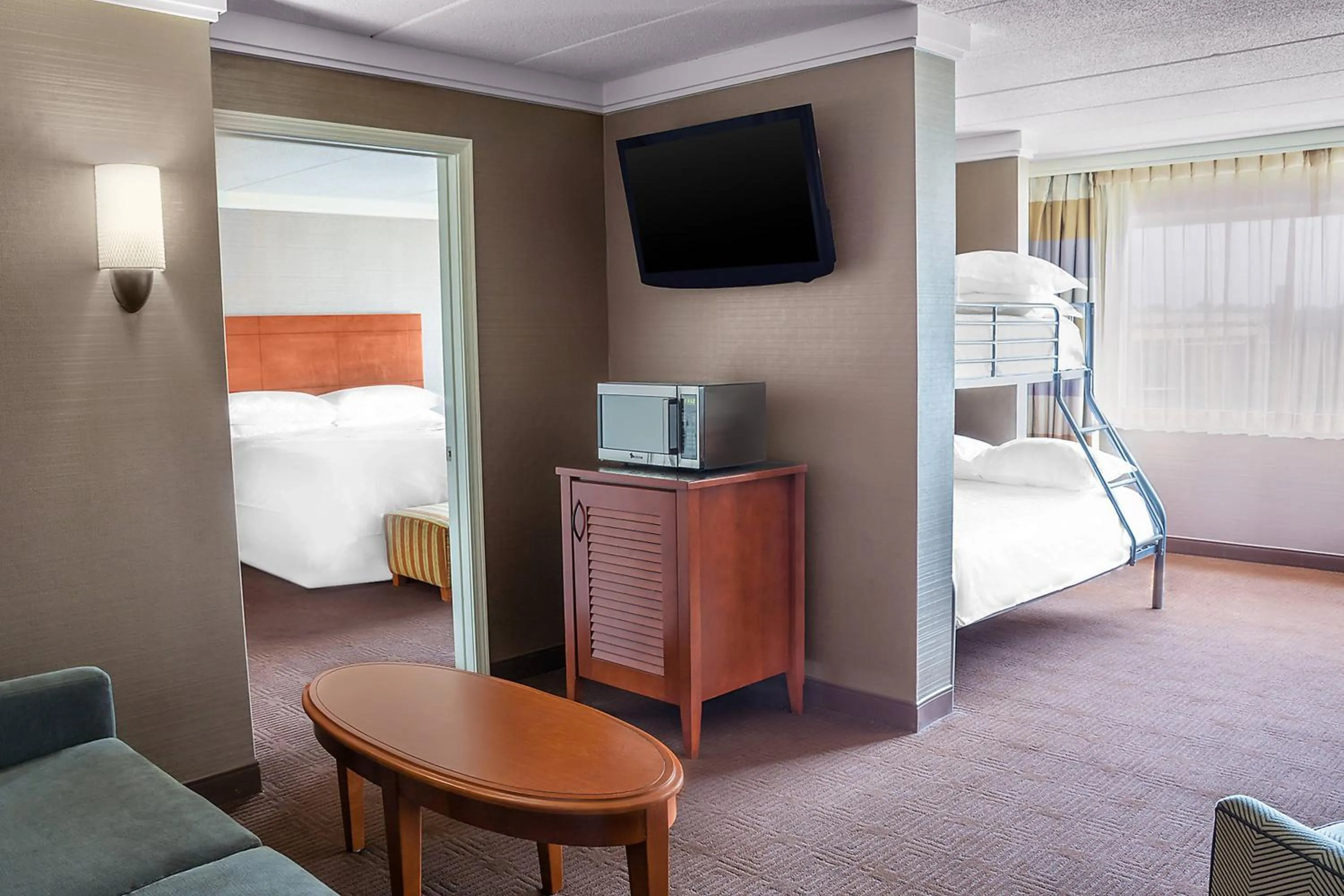 Photo of the whole room, Bed in Sheraton Niagara Falls