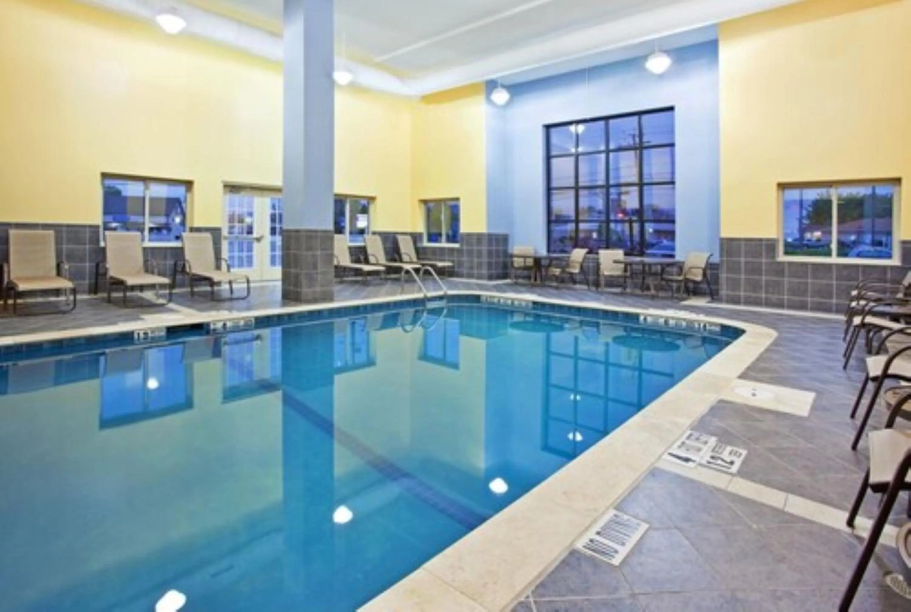 Swimming pool in Holiday Inn Express & Suites Niagara Falls by IHG