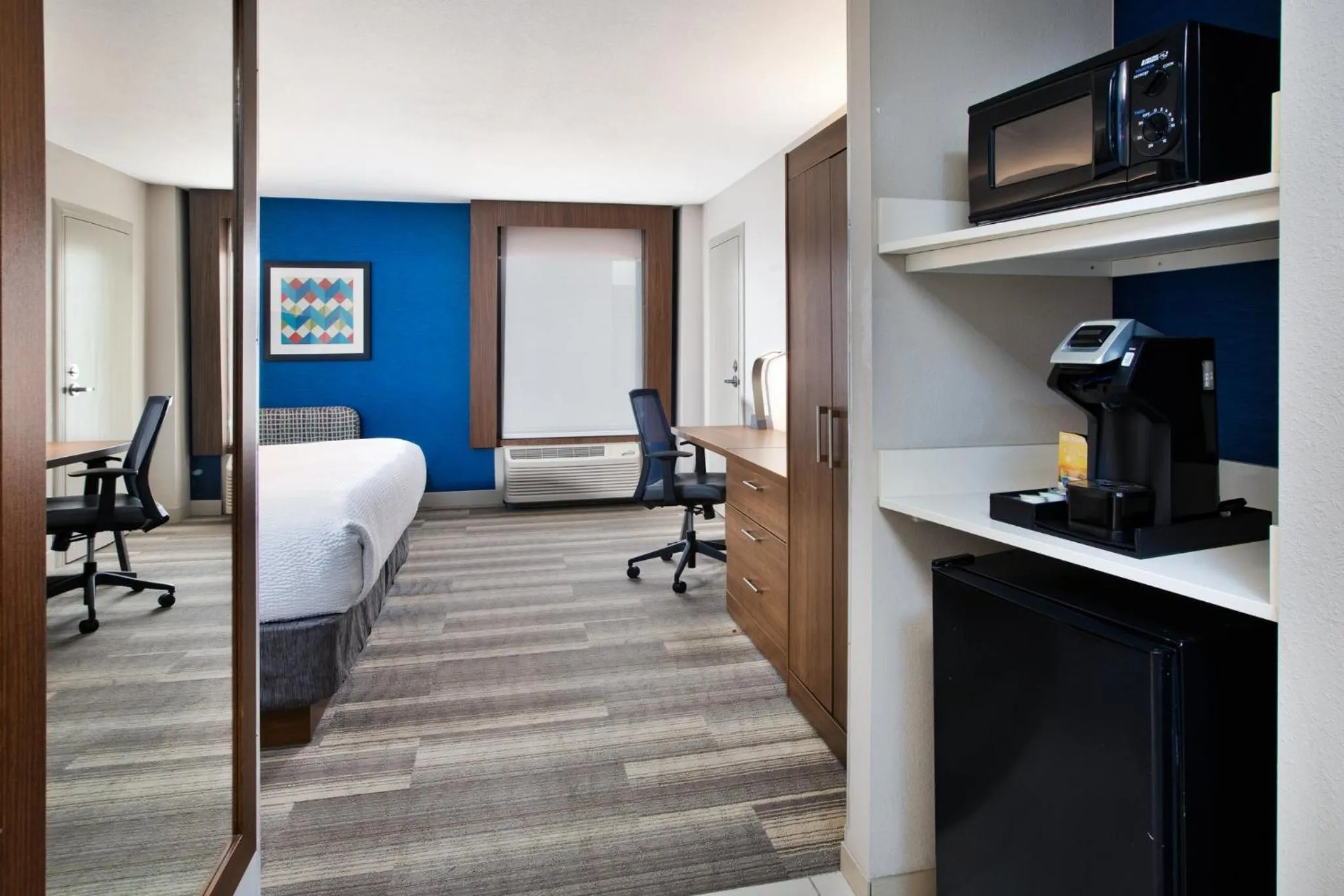 Photo of the whole room, Bed in Holiday Inn Express Nashville-Downtown - Broadway by IHG