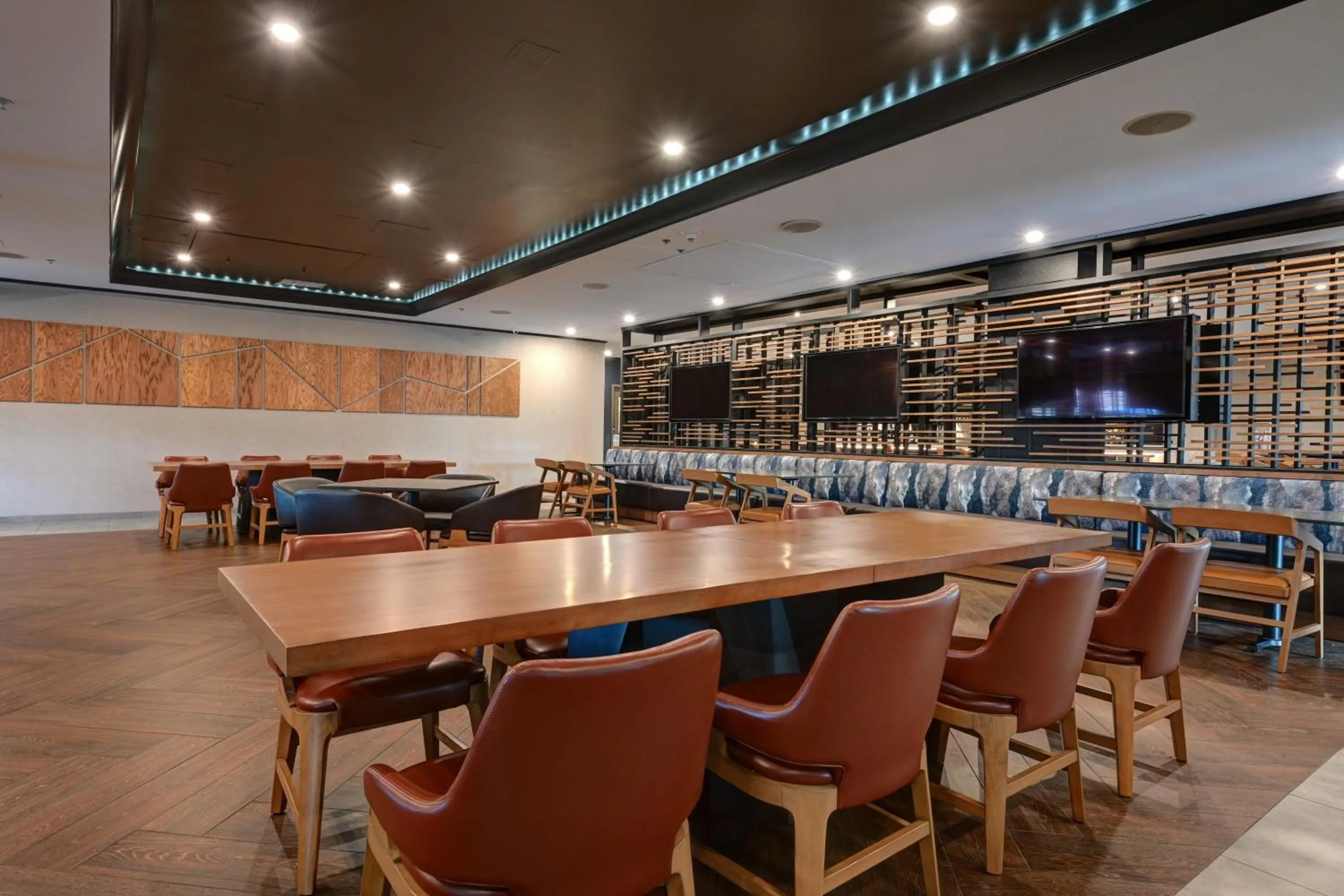 Food and drinks in DoubleTree by Hilton Denver International Airport, CO