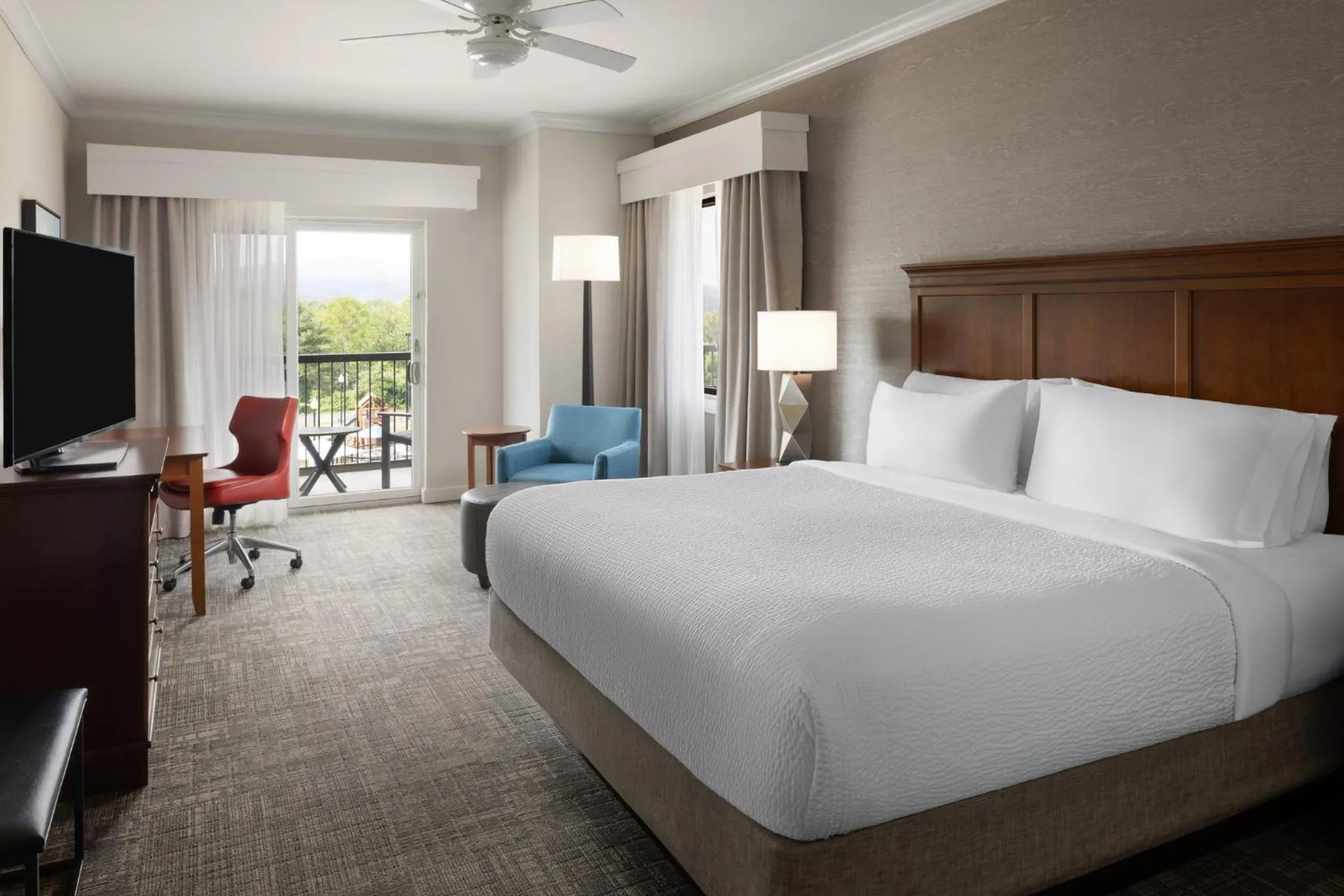 Photo of the whole room, Bed in Holiday Inn Resort Lake George by IHG