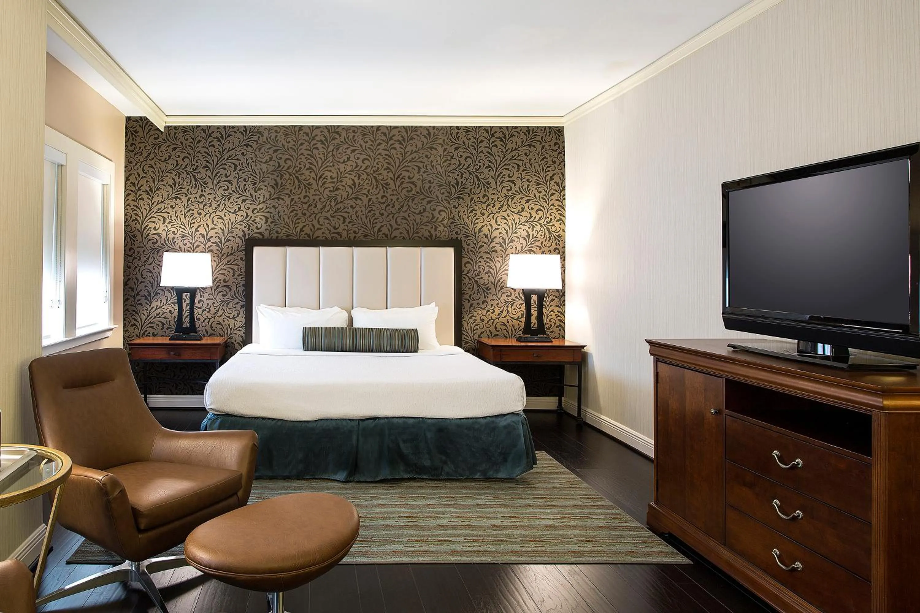 Photo of the whole room, Bed in The Whitehall Houston