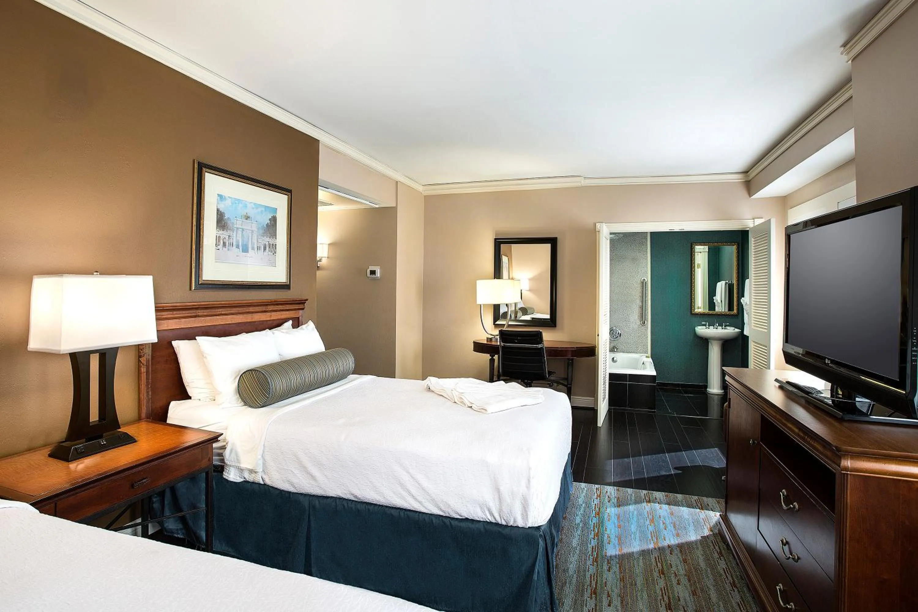Bedroom, Bed in The Whitehall Houston