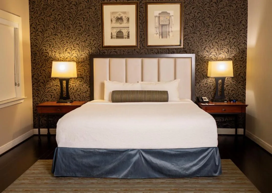 Bedroom, Bed in The Whitehall Houston