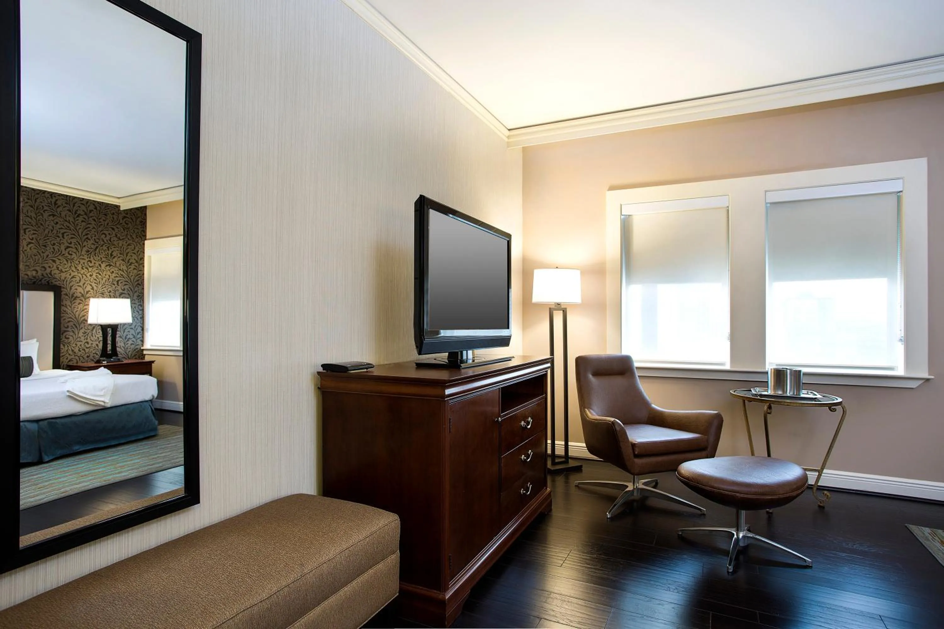 TV and multimedia, Bed in The Whitehall Houston