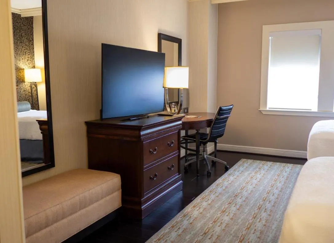 TV and multimedia, Bed in The Whitehall Houston