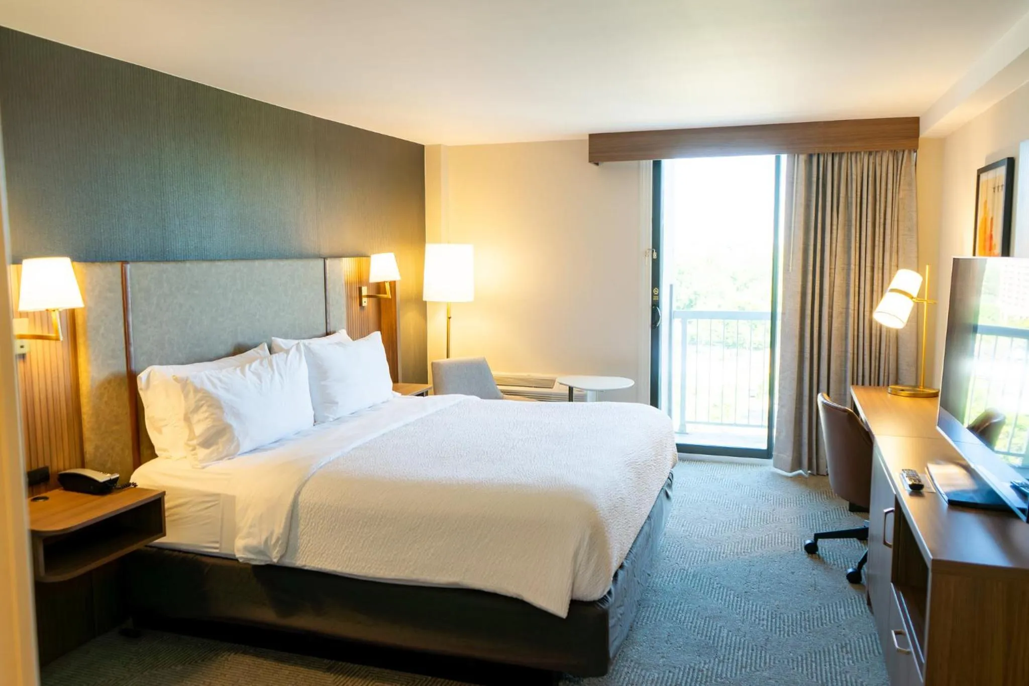 Photo of the whole room, Bed in Holiday Inn Nashville - Vanderbilt - Dwtn by IHG