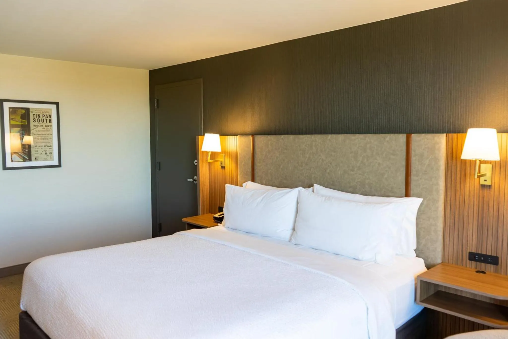 Photo of the whole room, Bed in Holiday Inn Nashville - Vanderbilt - Dwtn by IHG