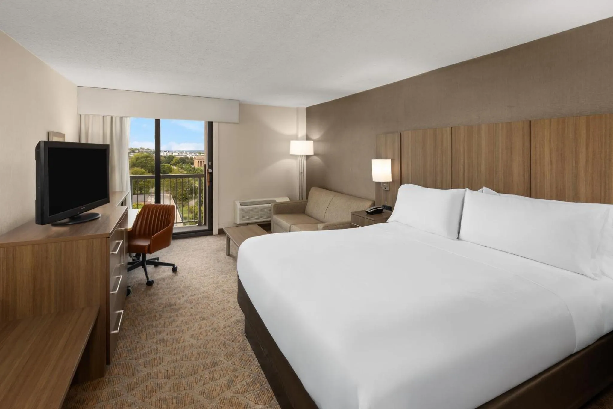 Photo of the whole room, Bed in Holiday Inn Nashville - Vanderbilt - Dwtn by IHG
