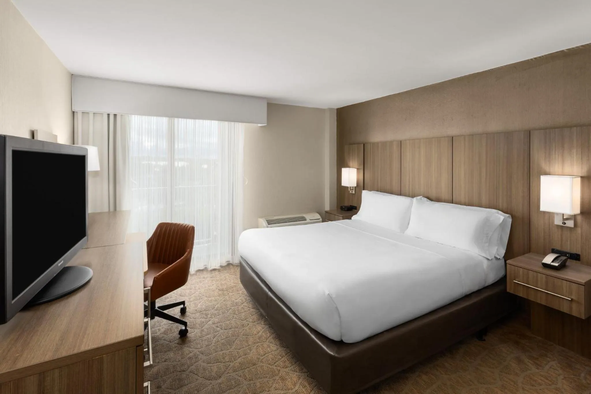 Photo of the whole room, Bed in Holiday Inn Nashville - Vanderbilt - Dwtn by IHG