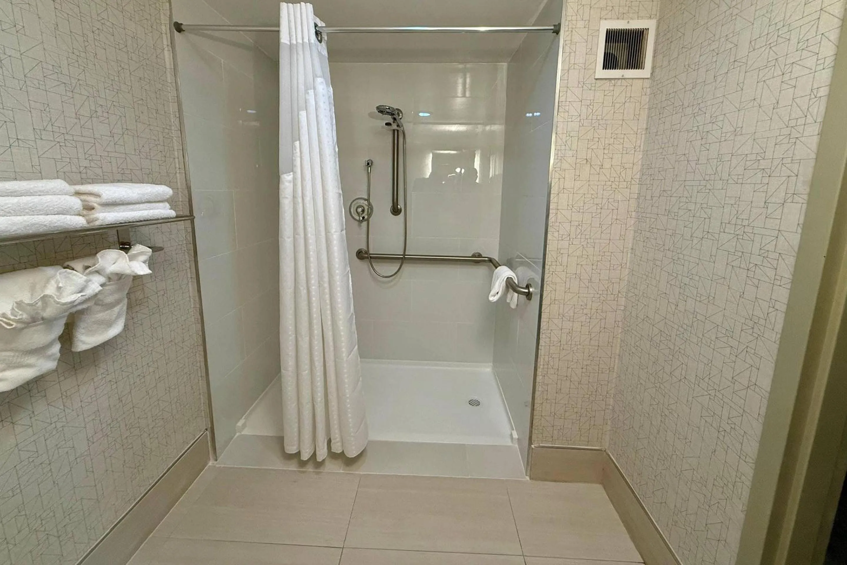 Bedroom in Country Inn & Suites by Radisson, Downtown Albany New York