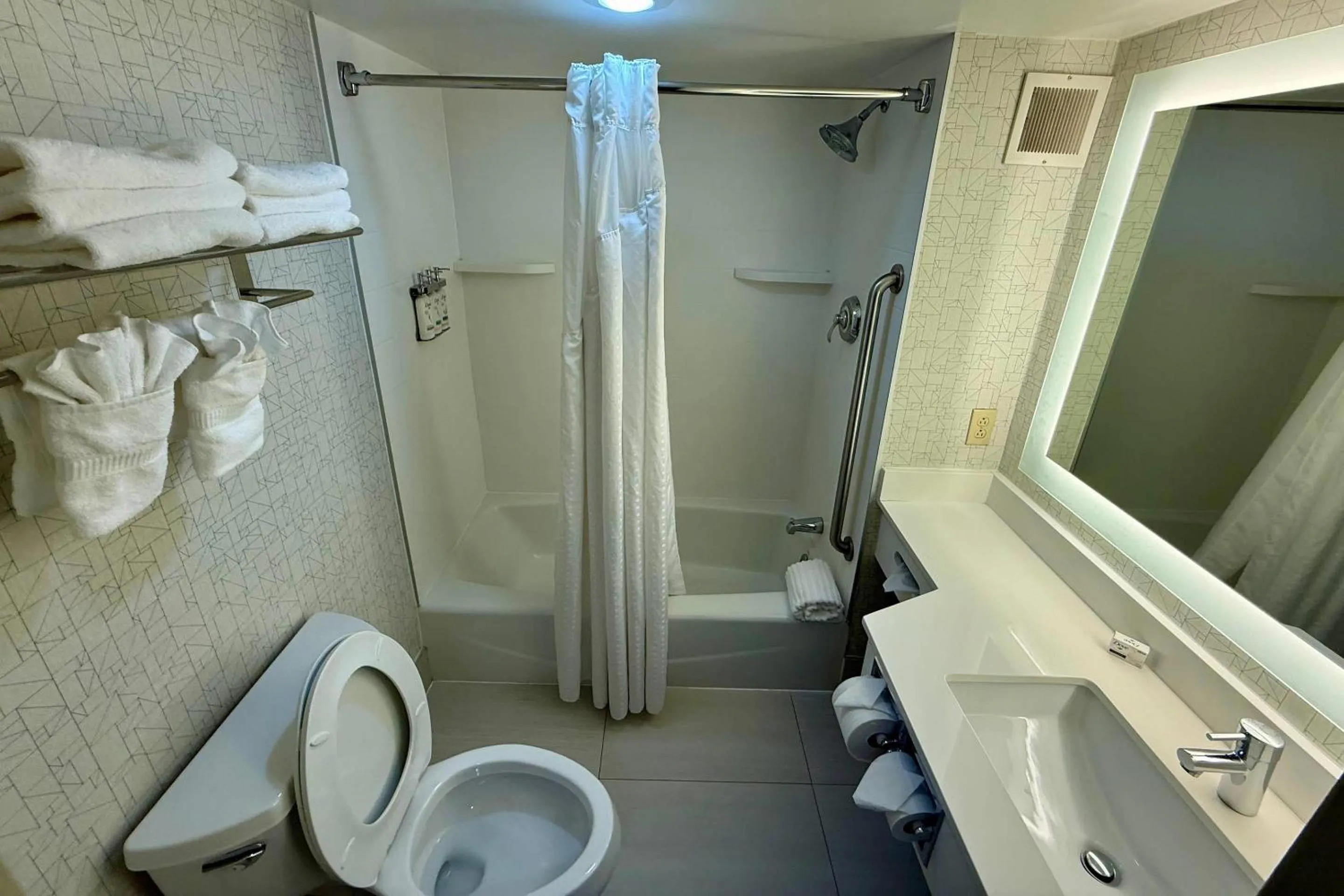 Bedroom in Country Inn & Suites by Radisson, Downtown Albany New York