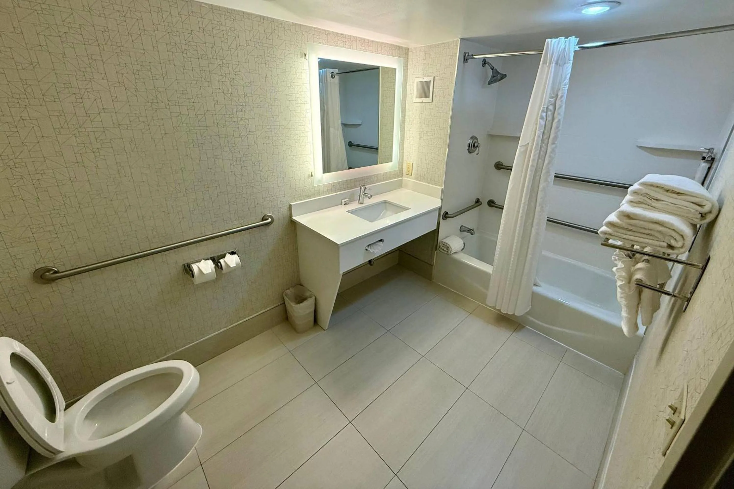 Bedroom in Country Inn & Suites by Radisson, Downtown Albany New York