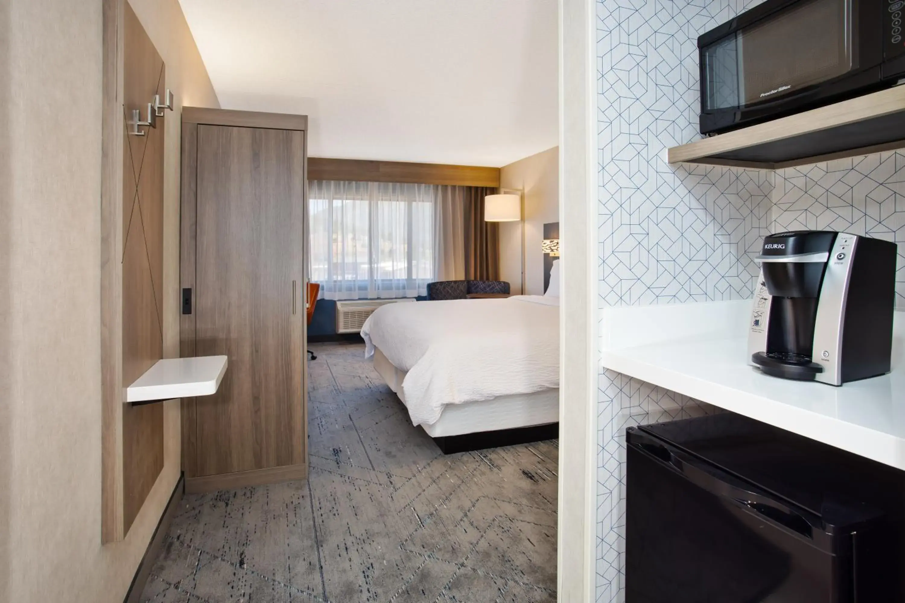 Standard Queen Room with Roll In Shower - Mobility Accessible in Holiday Inn Express Flagstaff by IHG Standard Queen Room with Roll In Shower - Mobility Accessible in Holiday Inn Express Flagstaff by IHG