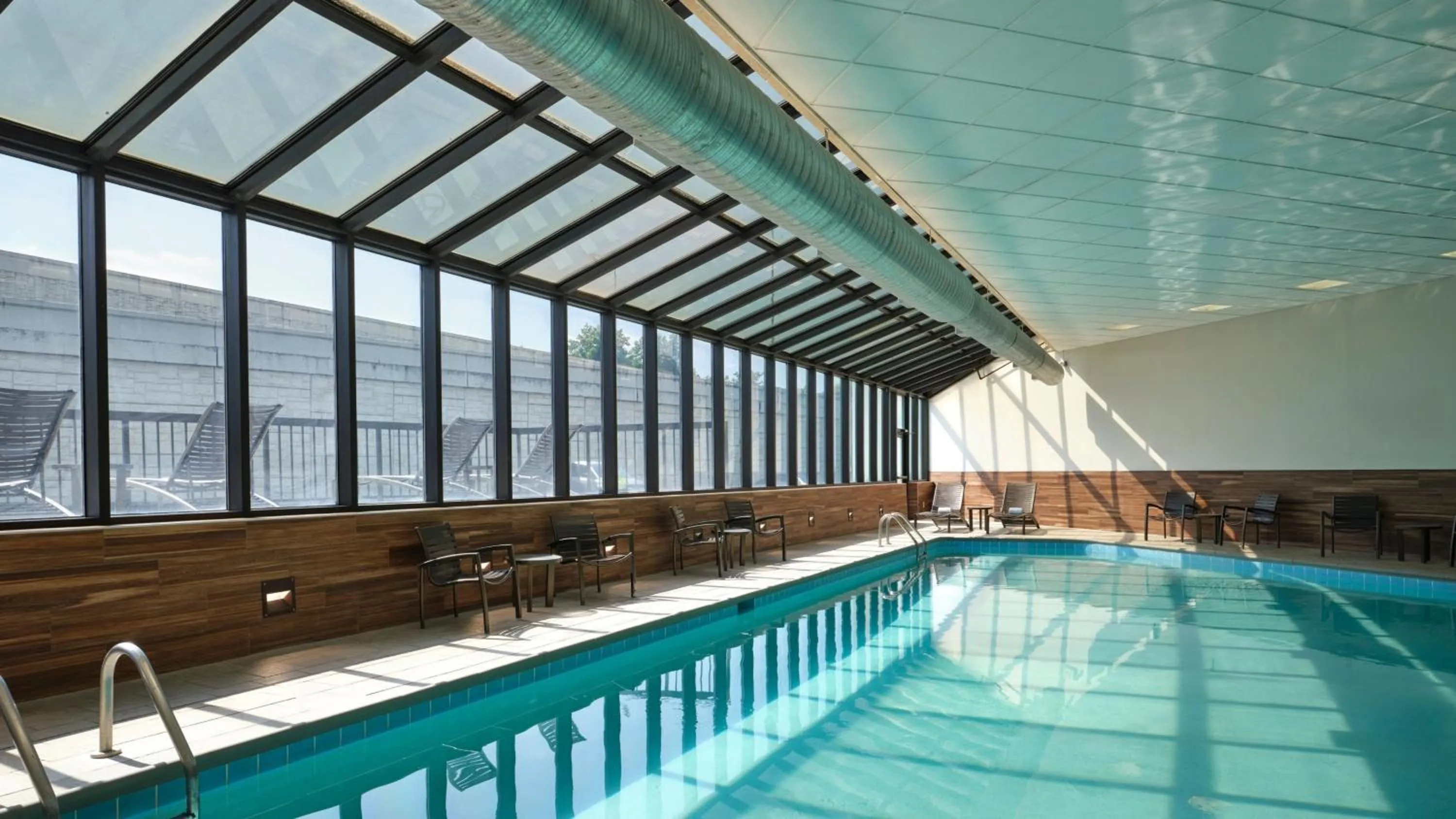 Swimming pool in Hilton Nashville Airport