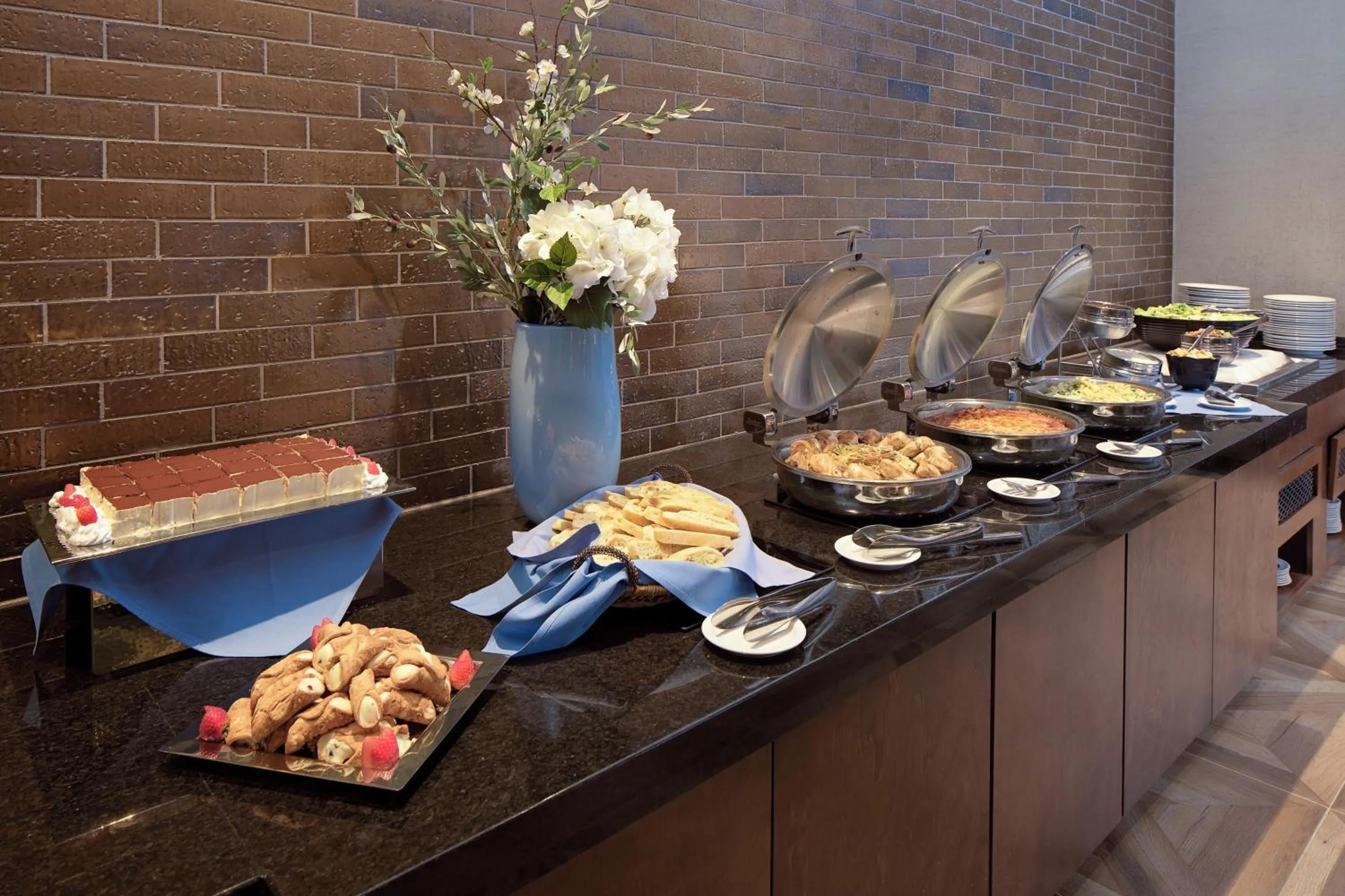 Restaurant/places to eat in Nashville Airport Marriott