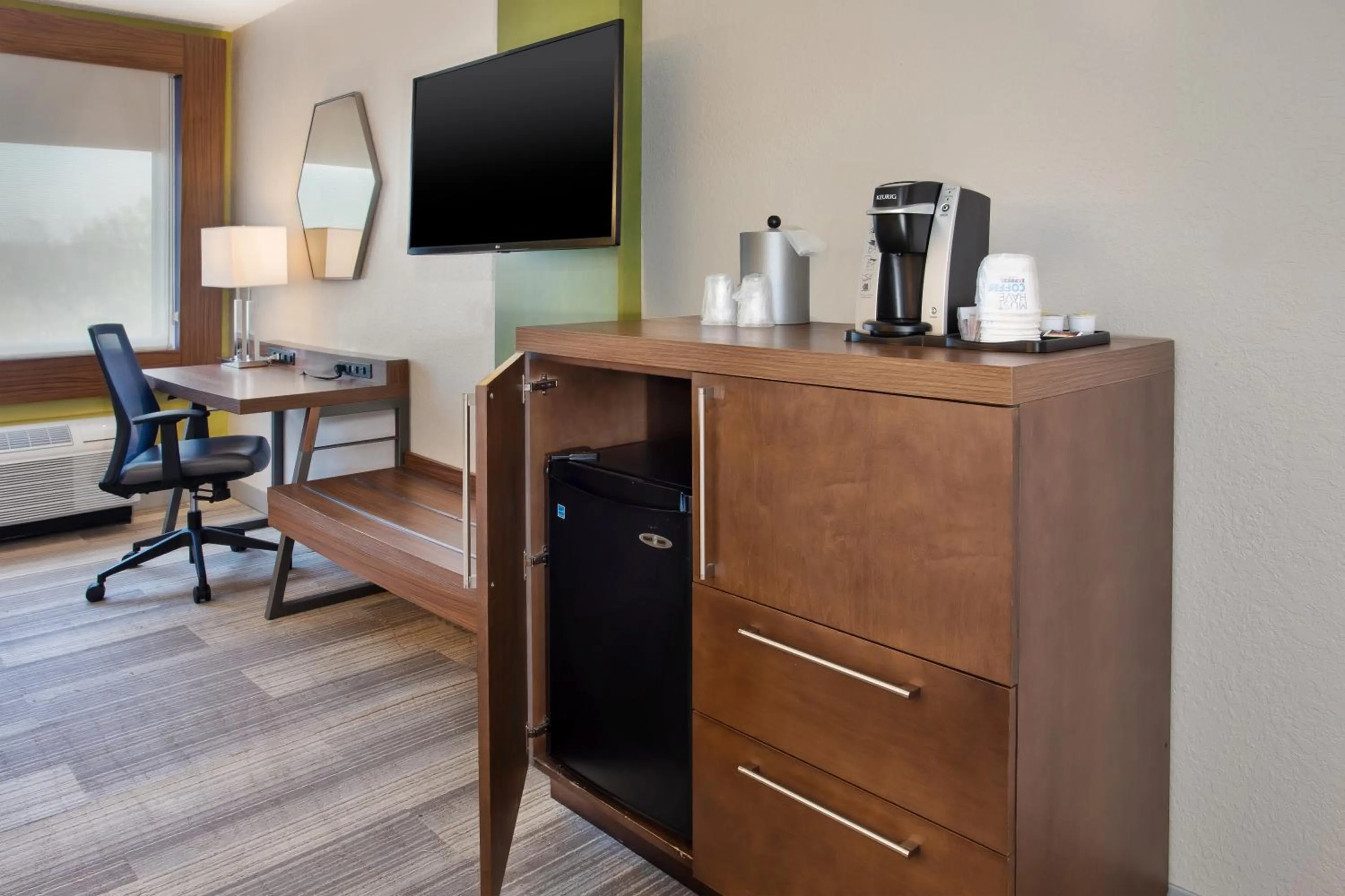 TV and multimedia in Holiday Inn Express Nashville Airport by IHG