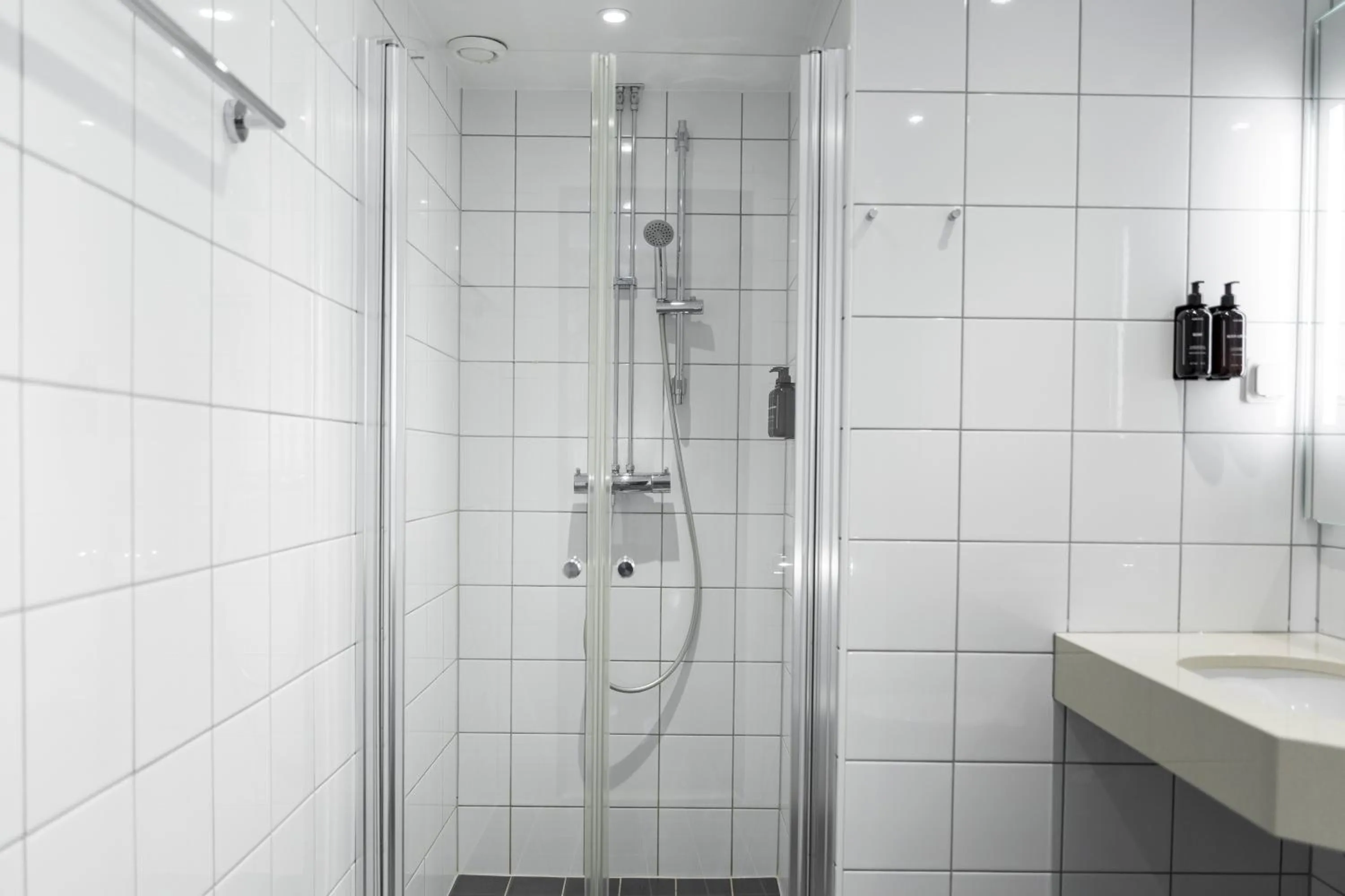 Shower in Home Hotel Majoren