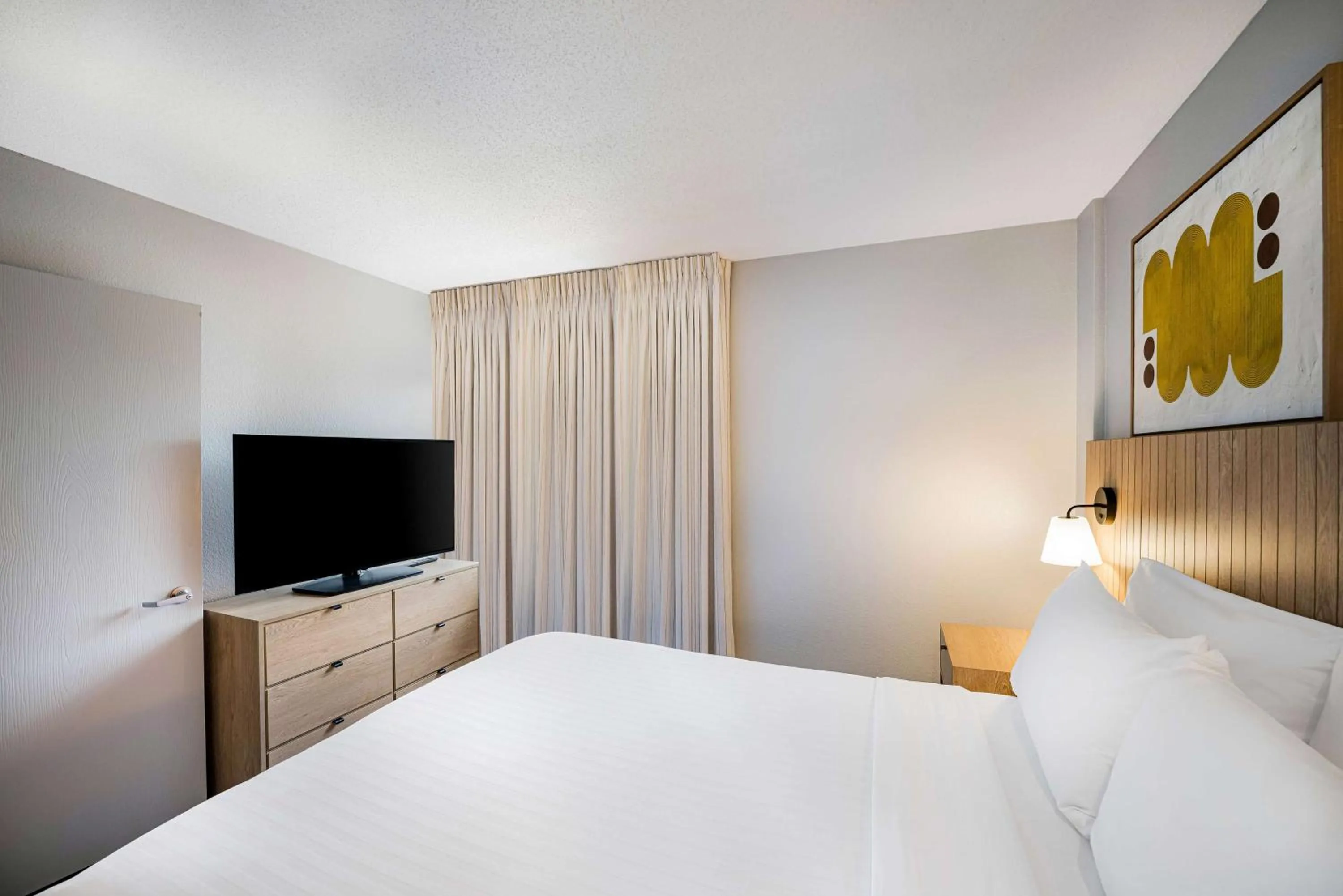 Photo of the whole room, Bed in Sonesta Simply Suites Jersey City
