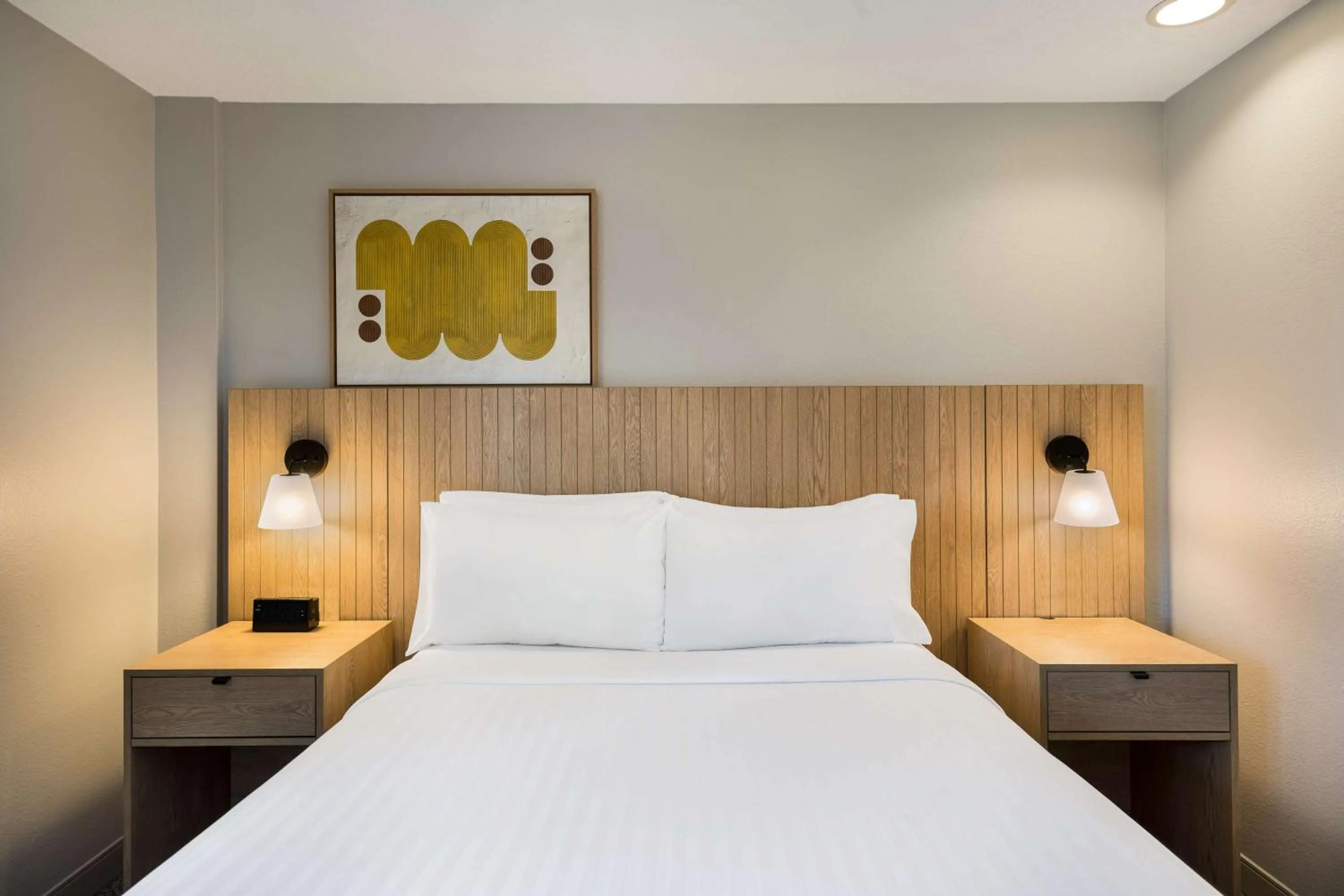 Photo of the whole room, Bed in Sonesta Simply Suites Jersey City