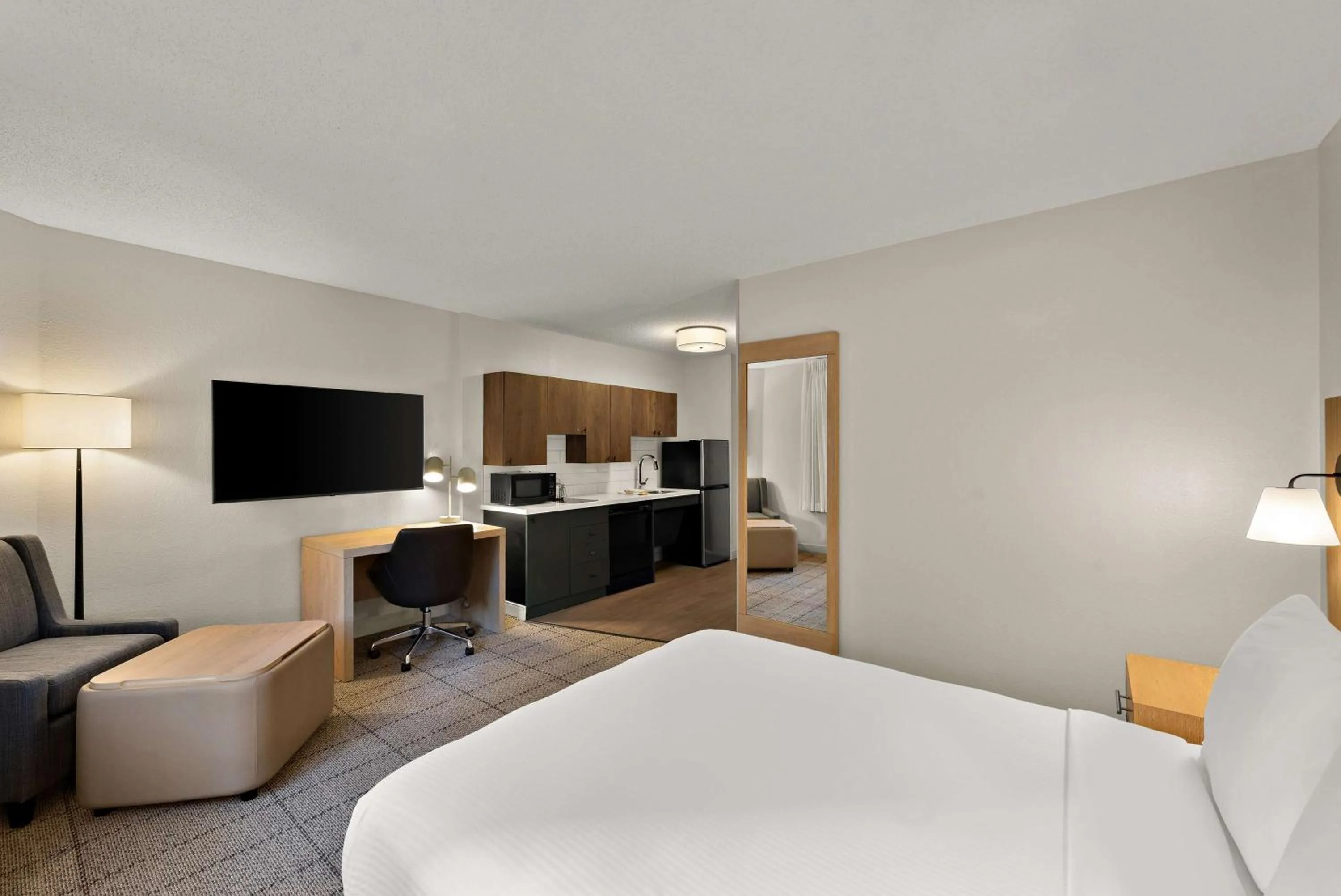 Photo of the whole room, Bed in Sonesta Simply Suites Jersey City