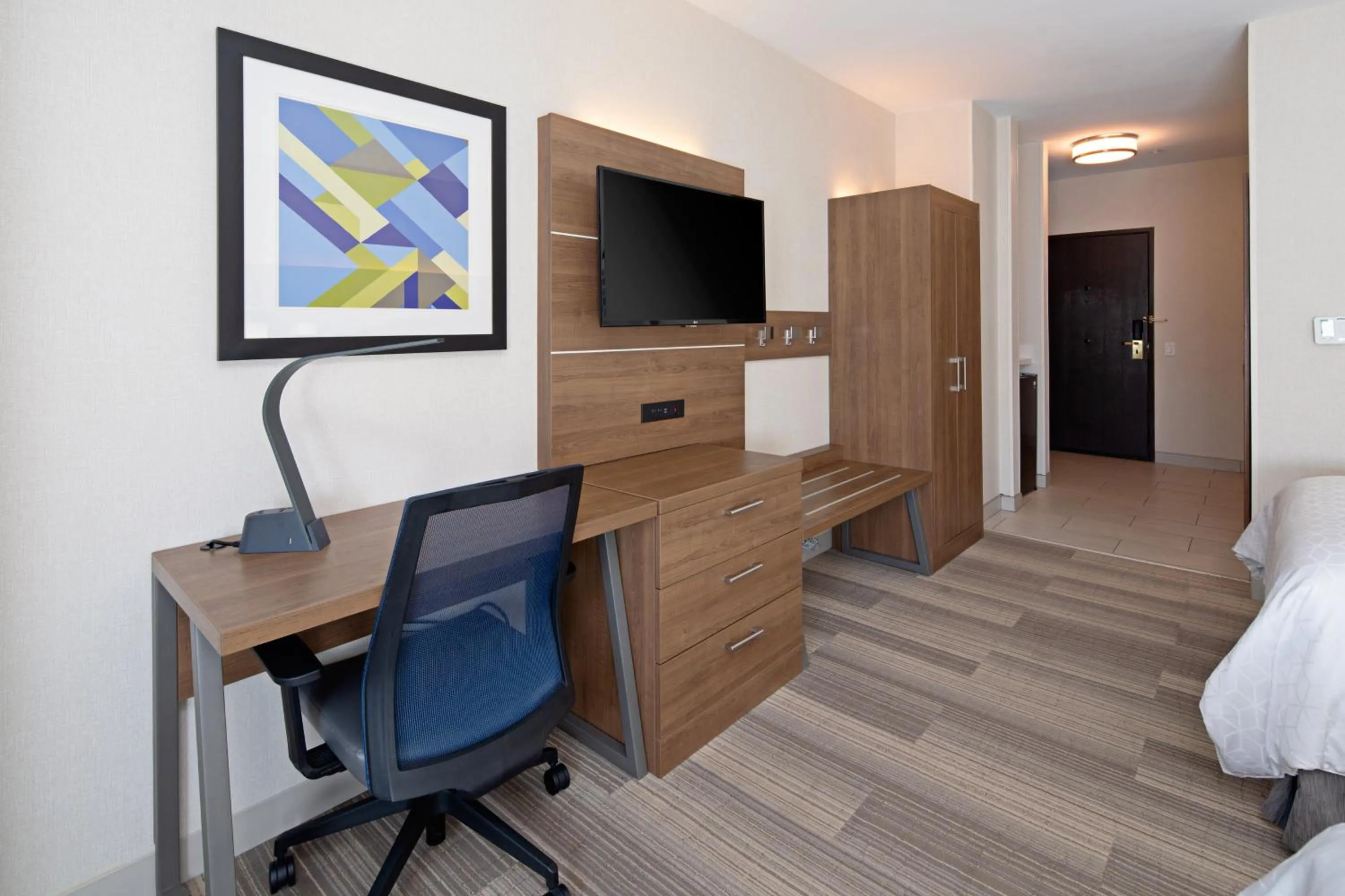 Photo of the whole room, Bed in Holiday Inn Express Los Angeles LAX Airport by IHG