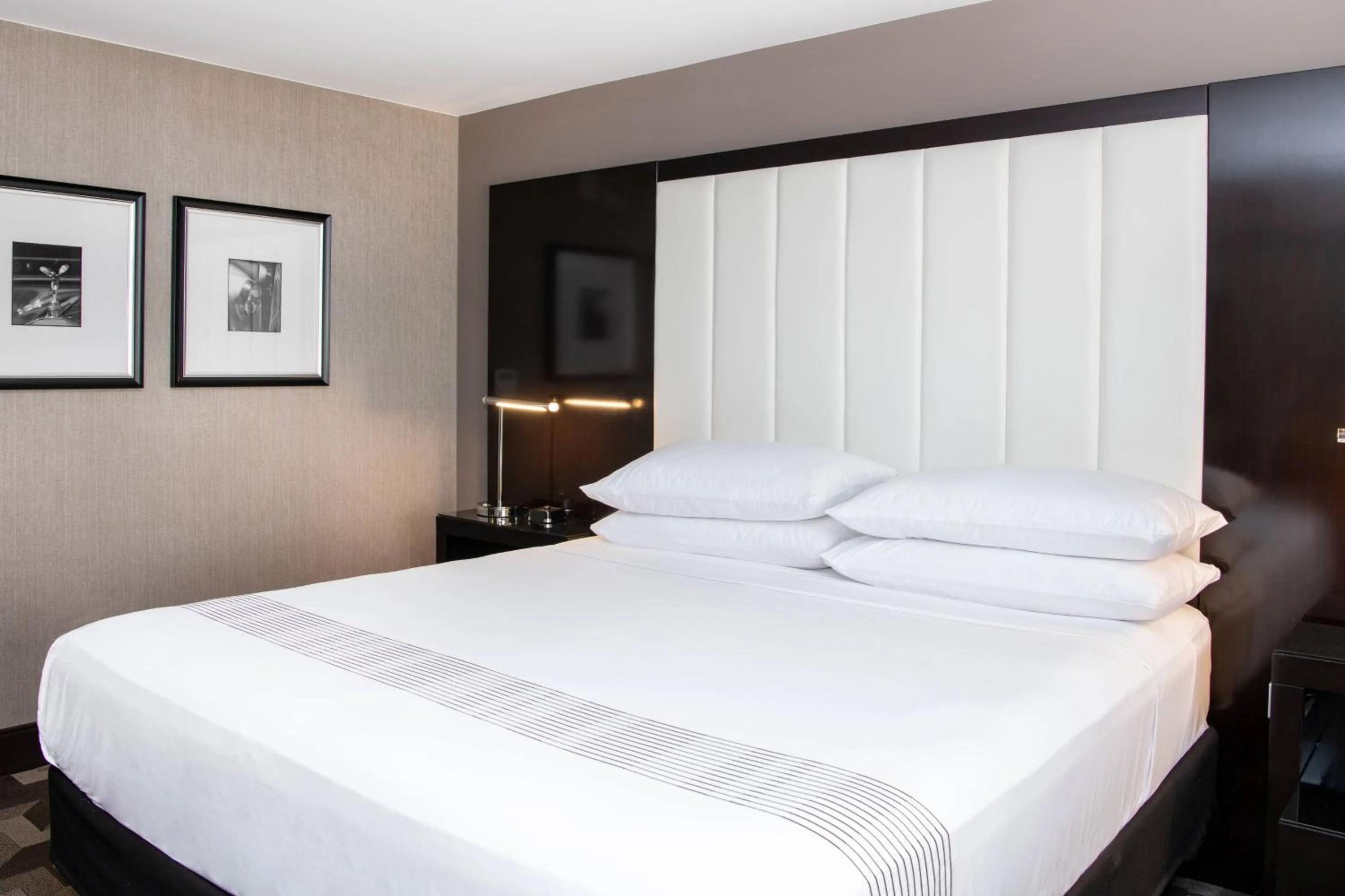 Photo of the whole room, Bed in Beverly Hills Marriott