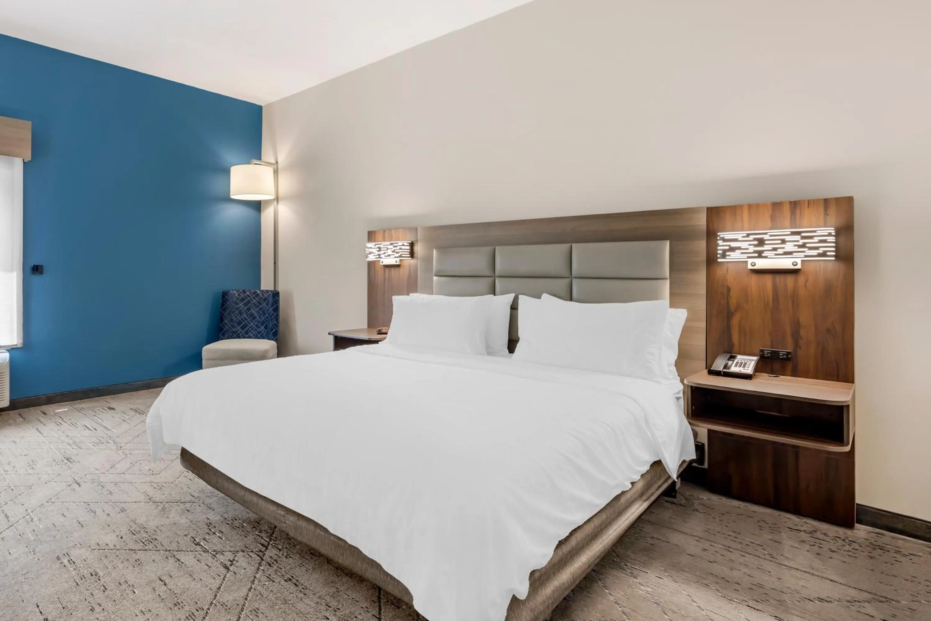Bed in Holiday Inn Express & Suites Nashville Southeast - Antioch by IHG