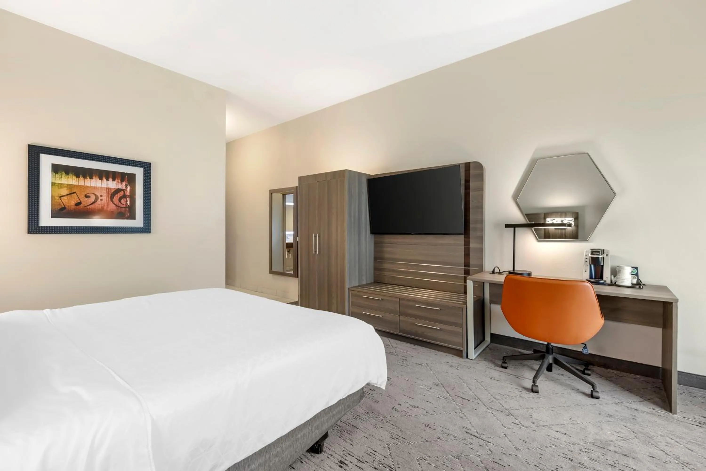 Bed in Holiday Inn Express & Suites Nashville Southeast - Antioch by IHG