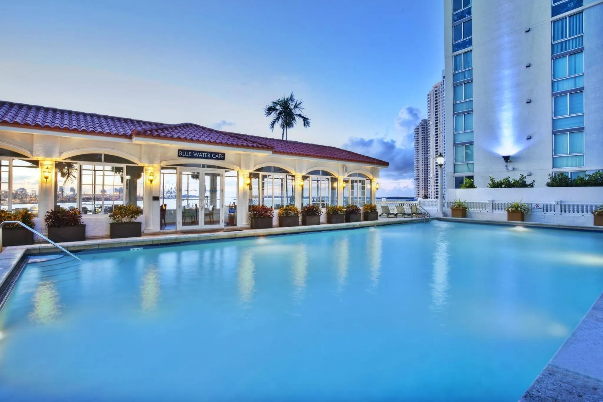 Swimming pool in InterContinental Miami by IHG