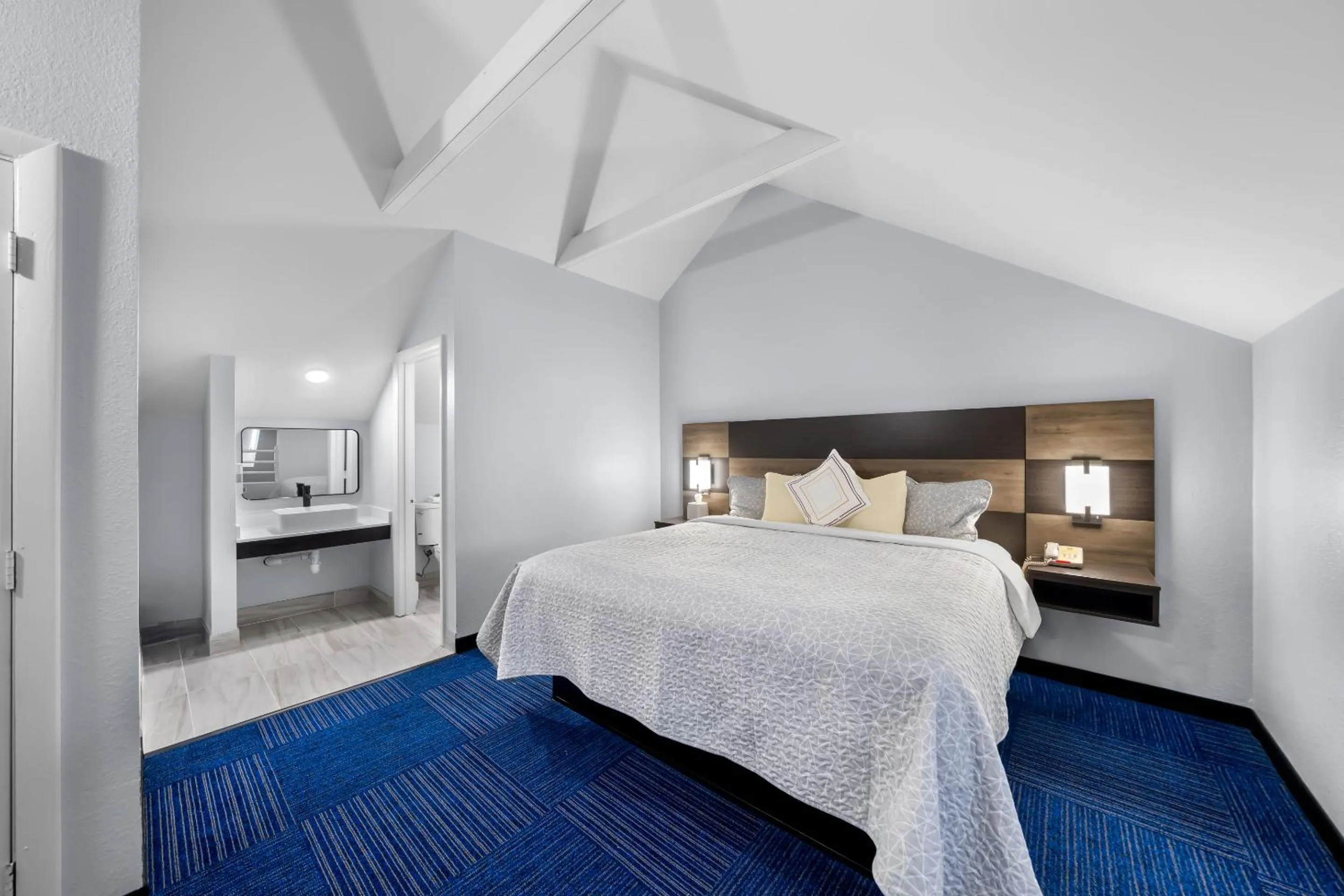 Photo of the whole room, Bed in Admiralty Inn & Suites - a Red Collection Hotel