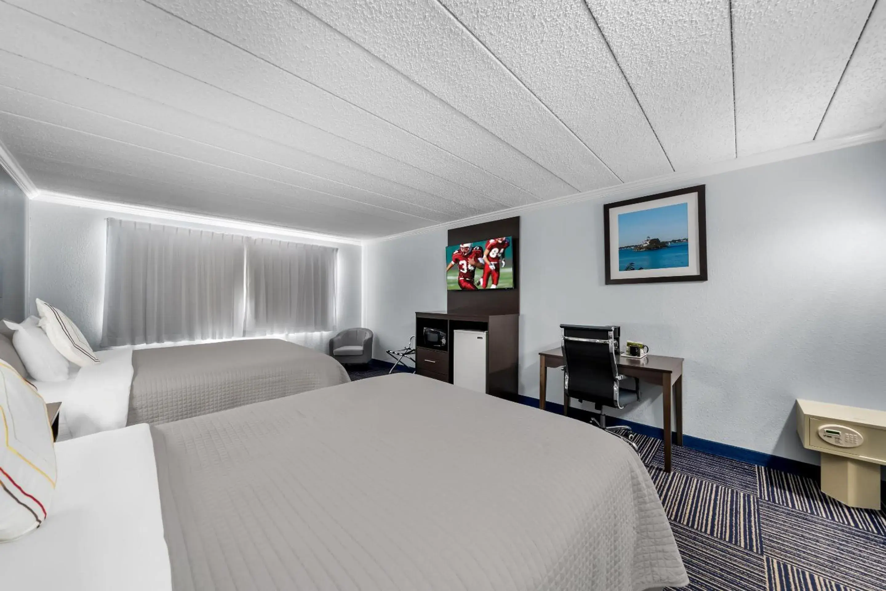 Deluxe Room with Two Queen Beds Courtyard with Pool View Smoke Free in Admiralty Inn & Suites - a Red Collection Hotel Deluxe Room with Two Queen Beds Courtyard with Pool View Smoke Free in Admiralty Inn & Suites - a Red Collection Hotel